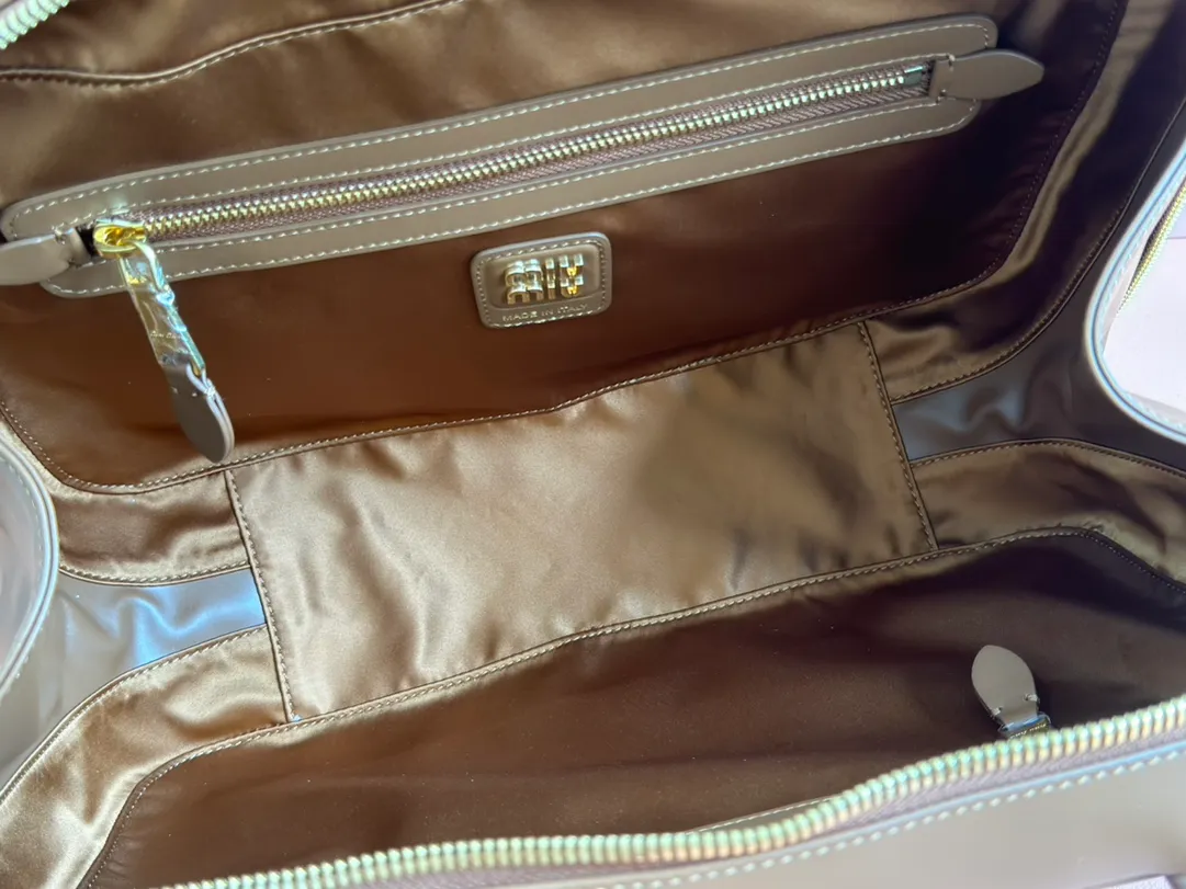 p1900. MIU's new product [original leather with counter packaging] Beau cow leather handbag/shoulder bag ~ brown [new version briefcase] 5bb117 This Beau handbag is made of soft and smooth cow leather, with exquisite details such as gold-plated hardware and accessories, and the embossed letter logo highlights the classic style. Size:W34×H23×D10cm