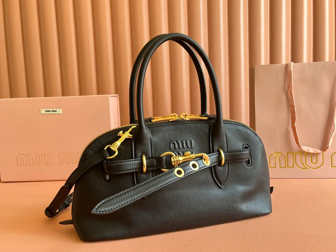 p2080💋💋💋【Original leather configuration counter packaging】Miu's new popular bowling bag, made of top-grade retro vegetable soft sheepskin, retro frosted old metal accessories, this Aventure Nappa leather handbag is inspired by A Miu collection item, its structure has been adjusted to become lighter and rejuvenate with a new personality, creating a classic bag with timeless charm. The multi-element design gives this handbag a unique beauty and classic atmosphere. It has a detachable and adjustable leather shoulder strap. The canvas lining is equipped with zipper pockets and patch pockets. Dimensions: 33 X16.5 X 10 cm. Model 5bb168