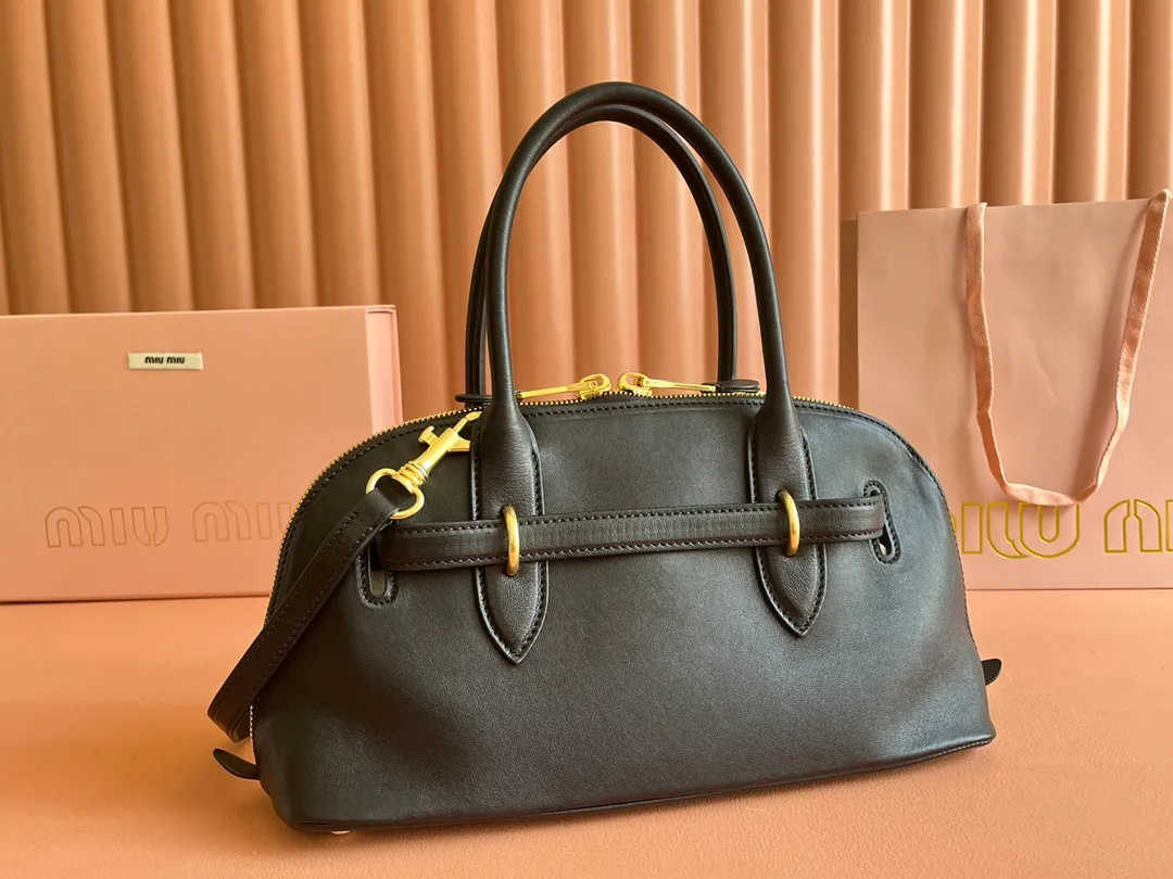p2080💋💋💋【Original leather configuration counter packaging】Miu's new popular bowling bag, made of top-grade retro vegetable soft sheepskin, retro frosted old metal accessories, this Aventure Nappa leather handbag is inspired by A Miu collection item, its structure has been adjusted to become lighter and rejuvenate with a new personality, creating a classic bag with timeless charm. The multi-element design gives this handbag a unique beauty and classic atmosphere. It has a detachable and adjustable leather shoulder strap. The canvas lining is equipped with zipper pockets and patch pockets. Dimensions: 33 X16.5 X 10 cm. Model 5bb168