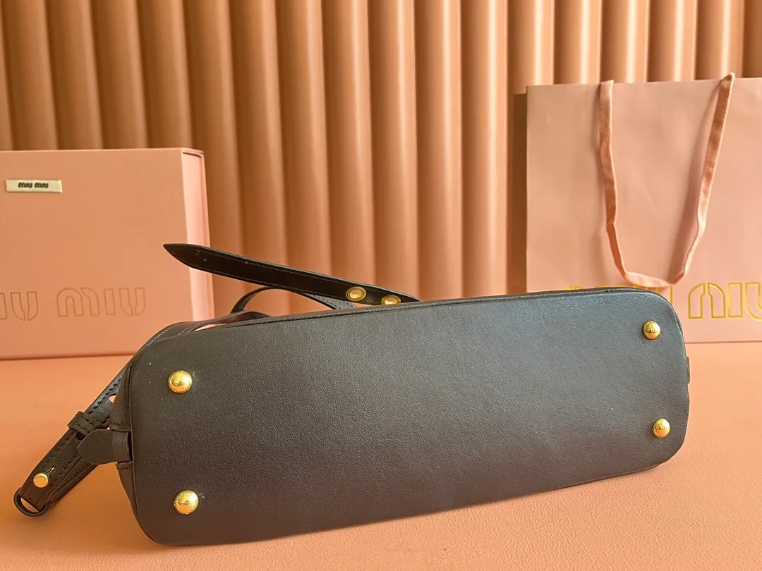 p2080💋💋💋【Original leather configuration counter packaging】Miu's new popular bowling bag, made of top-grade retro vegetable soft sheepskin, retro frosted old metal accessories, this Aventure Nappa leather handbag is inspired by A Miu collection item, its structure has been adjusted to become lighter and rejuvenate with a new personality, creating a classic bag with timeless charm. The multi-element design gives this handbag a unique beauty and classic atmosphere. It has a detachable and adjustable leather shoulder strap. The canvas lining is equipped with zipper pockets and patch pockets. Dimensions: 33 X16.5 X 10 cm. Model 5bb168
