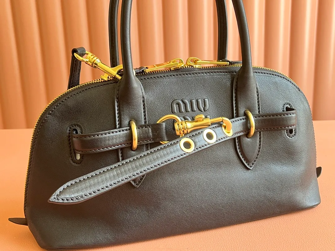 p2080💋💋💋【Original leather configuration counter packaging】Miu's new popular bowling bag, made of top-grade retro vegetable soft sheepskin, retro frosted old metal accessories, this Aventure Nappa leather handbag is inspired by A Miu collection item, its structure has been adjusted to become lighter and rejuvenate with a new personality, creating a classic bag with timeless charm. The multi-element design gives this handbag a unique beauty and classic atmosphere. It has a detachable and adjustable leather shoulder strap. The canvas lining is equipped with zipper pockets and patch pockets. Dimensions: 33 X16.5 X 10 cm. Model 5bb168