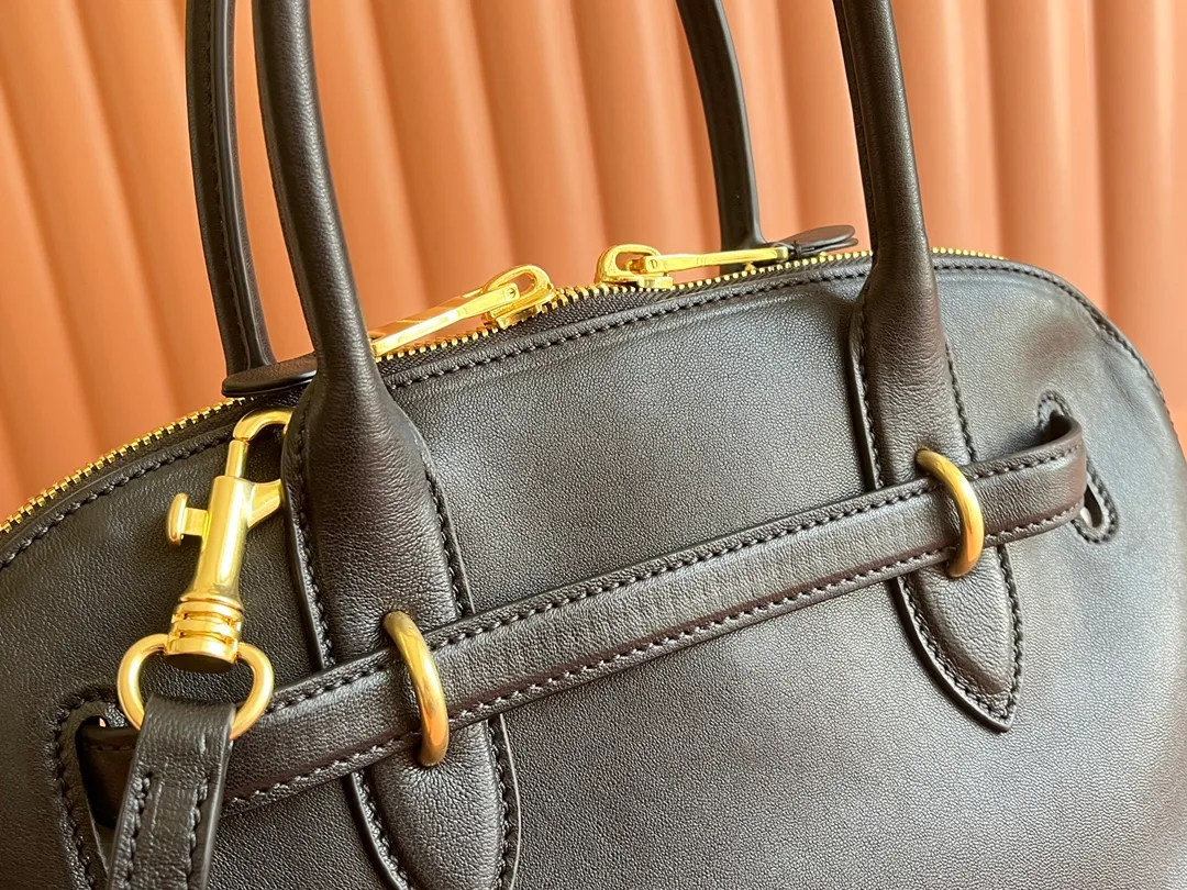 p2080💋💋💋【Original leather configuration counter packaging】Miu's new popular bowling bag, made of top-grade retro vegetable soft sheepskin, retro frosted old metal accessories, this Aventure Nappa leather handbag is inspired by A Miu collection item, its structure has been adjusted to become lighter and rejuvenate with a new personality, creating a classic bag with timeless charm. The multi-element design gives this handbag a unique beauty and classic atmosphere. It has a detachable and adjustable leather shoulder strap. The canvas lining is equipped with zipper pockets and patch pockets. Dimensions: 33 X16.5 X 10 cm. Model 5bb168