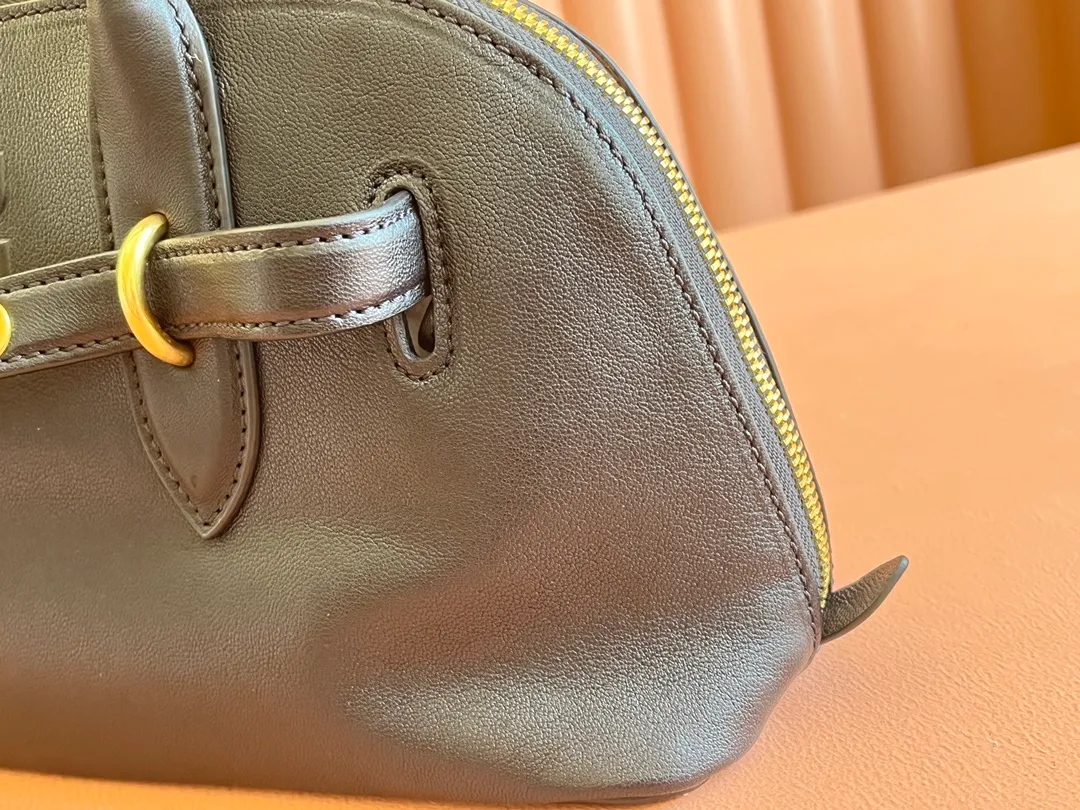 p2080💋💋💋【Original leather configuration counter packaging】Miu's new popular bowling bag, made of top-grade retro vegetable soft sheepskin, retro frosted old metal accessories, this Aventure Nappa leather handbag is inspired by A Miu collection item, its structure has been adjusted to become lighter and rejuvenate with a new personality, creating a classic bag with timeless charm. The multi-element design gives this handbag a unique beauty and classic atmosphere. It has a detachable and adjustable leather shoulder strap. The canvas lining is equipped with zipper pockets and patch pockets. Dimensions: 33 X16.5 X 10 cm. Model 5bb168