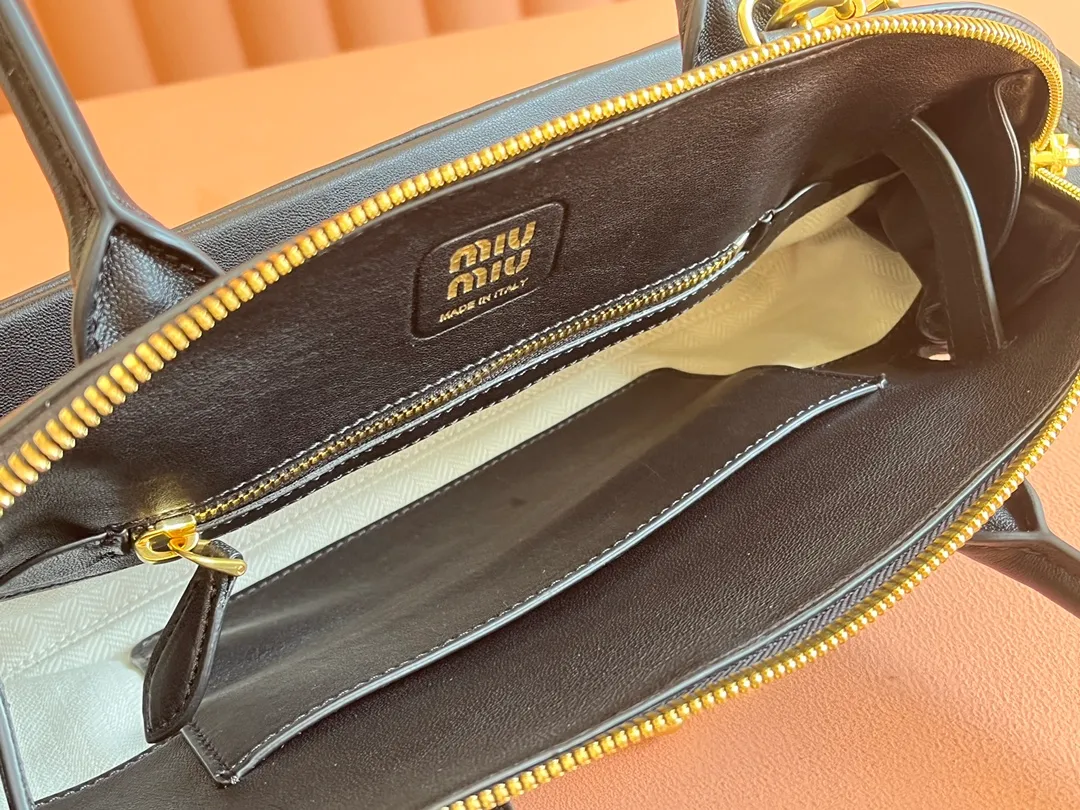 p2080💋💋💋【Original leather configuration counter packaging】Miu's new popular bowling bag, made of top-grade retro vegetable soft sheepskin, retro frosted old metal accessories, this Aventure Nappa leather handbag is inspired by A Miu collection item, its structure has been adjusted to become lighter and rejuvenate with a new personality, creating a classic bag with timeless charm. The multi-element design gives this handbag a unique beauty and classic atmosphere. It has a detachable and adjustable leather shoulder strap. The canvas lining is equipped with zipper pockets and patch pockets. Dimensions: 33 X16.5 X 10 cm. Model 5bb168