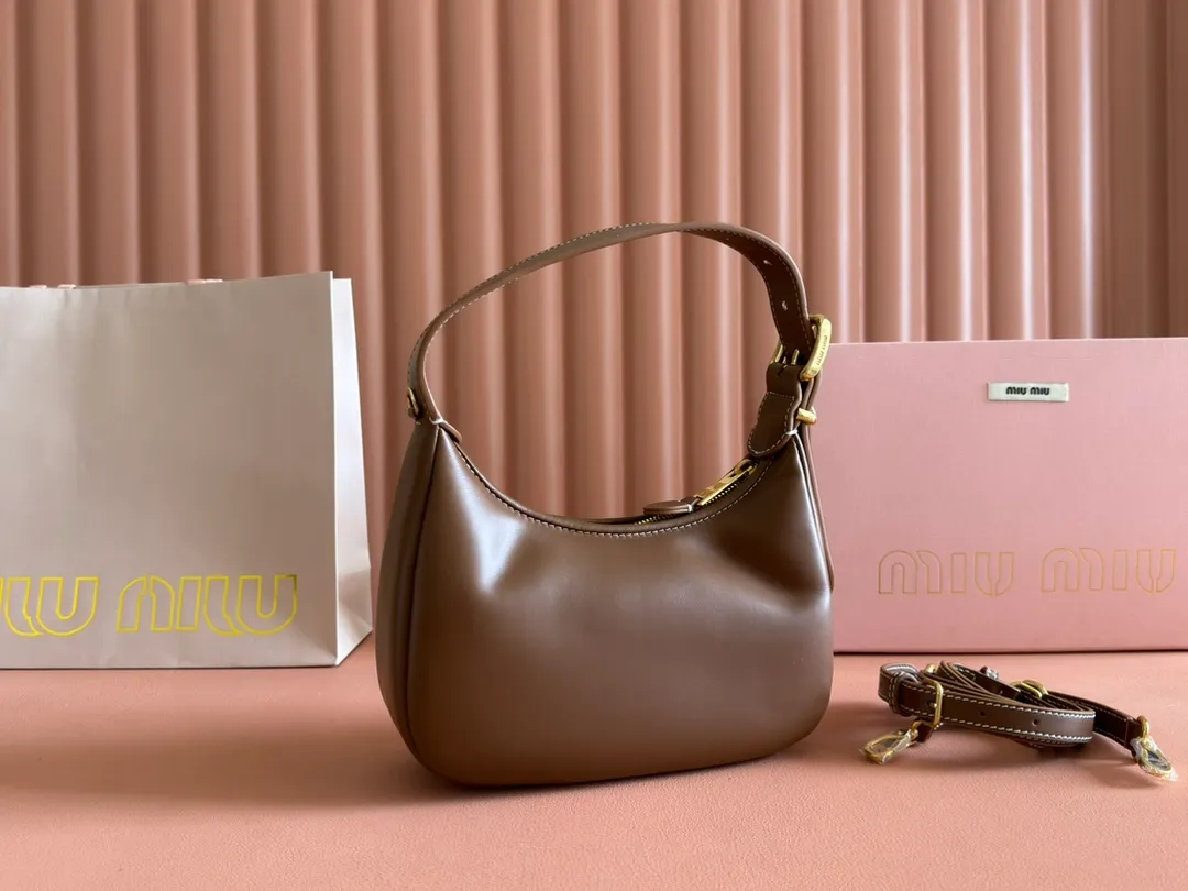 p1500💋💋💋 Equipped with a full set of packaging at the counter [Special Grade Hardware Original Leather] Cow Leather Crescent Bag Handbag/Crossbody Bag ~ This classic style crescent bag has sparkling metal hardware, and the letter logo adds an iconic element to the overall design, making it very recognizable. Size: W17×H15.5×D5.5cm No.: 5BP322