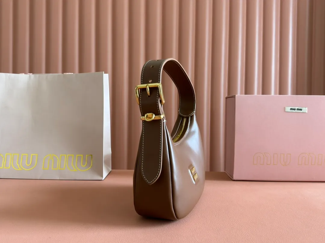 p1500💋💋💋 Equipped with a full set of packaging at the counter [Special Grade Hardware Original Leather] Cow Leather Crescent Bag Handbag/Crossbody Bag ~ This classic style crescent bag has sparkling metal hardware, and the letter logo adds an iconic element to the overall design, making it very recognizable. Size: W17×H15.5×D5.5cm No.: 5BP322