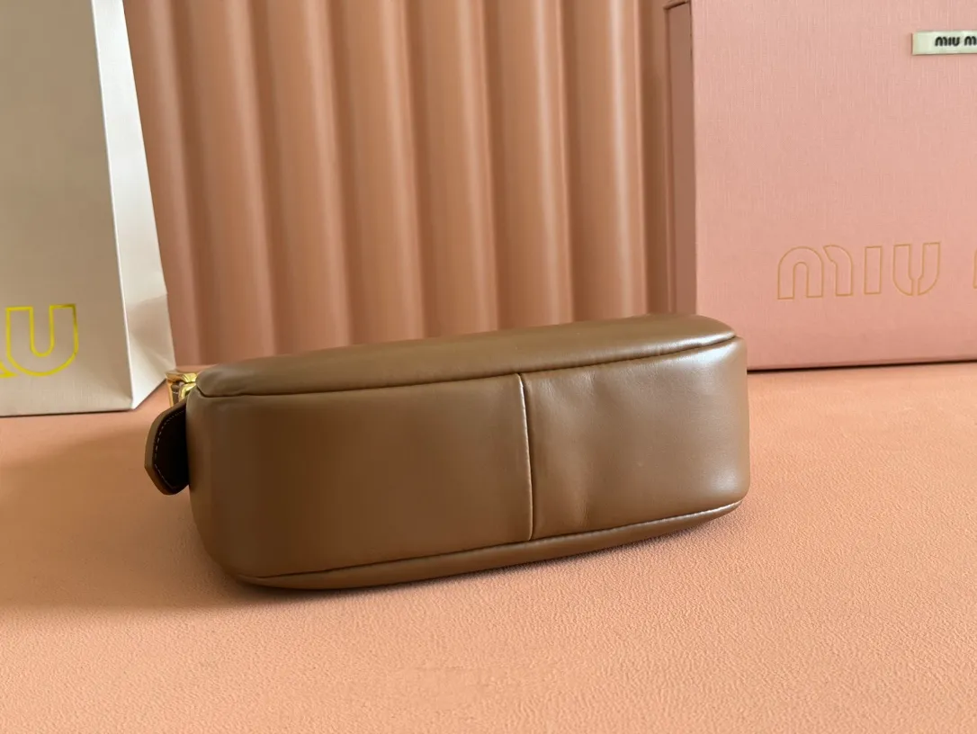 p1500💋💋💋 Equipped with a full set of packaging at the counter [Special Grade Hardware Original Leather] Cow Leather Crescent Bag Handbag/Crossbody Bag ~ This classic style crescent bag has sparkling metal hardware, and the letter logo adds an iconic element to the overall design, making it very recognizable. Size: W17×H15.5×D5.5cm No.: 5BP322