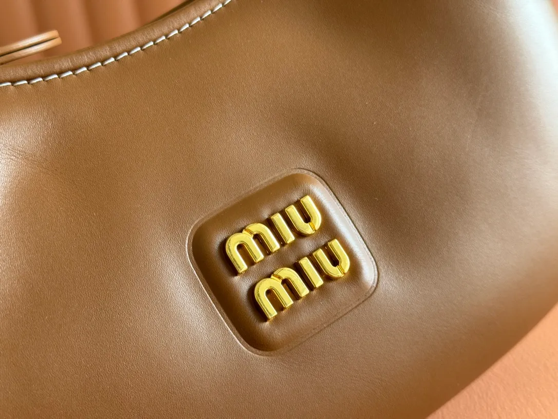 p1500💋💋💋 Equipped with a full set of packaging at the counter [Special Grade Hardware Original Leather] Cow Leather Crescent Bag Handbag/Crossbody Bag ~ This classic style crescent bag has sparkling metal hardware, and the letter logo adds an iconic element to the overall design, making it very recognizable. Size: W17×H15.5×D5.5cm No.: 5BP322