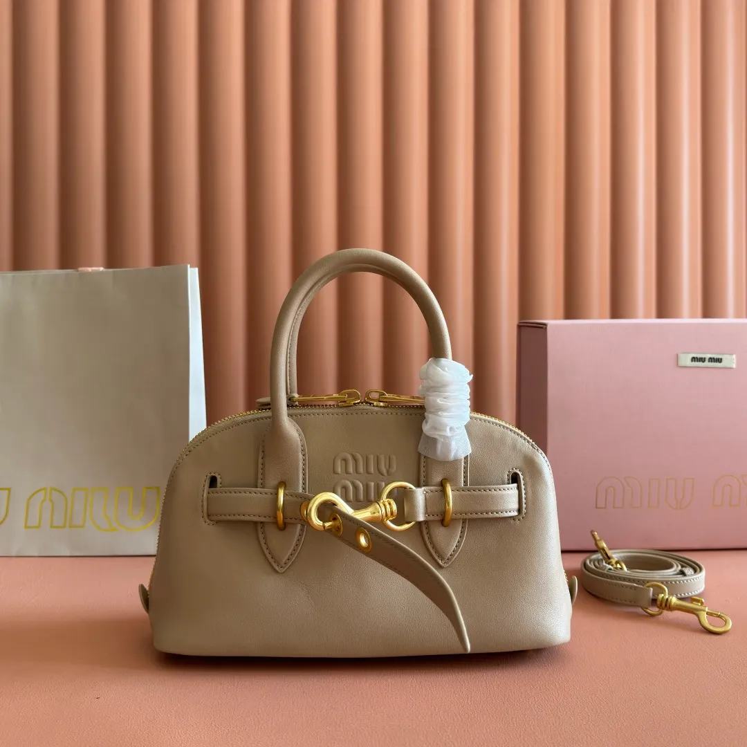 p1900💋💋💋【Original leather configuration counter packaging】Miu's new popular bowling bag, using top-grade retro vegetable soft sheepskin, retro frosted old metal accessories, this Aventure Nappa leather handbag is inspired by A Miu collection item, its structure has been adjusted to become lighter and rejuvenate with a new personality, creating a classic bag with timeless charm. The multi-element design gives this handbag a unique beauty and classic atmosphere. It has a detachable and adjustable leather shoulder strap. The canvas lining is equipped with zipper pockets and patch pockets. Dimensions: 28 X16.5 X 10 cm. Model 5bb169