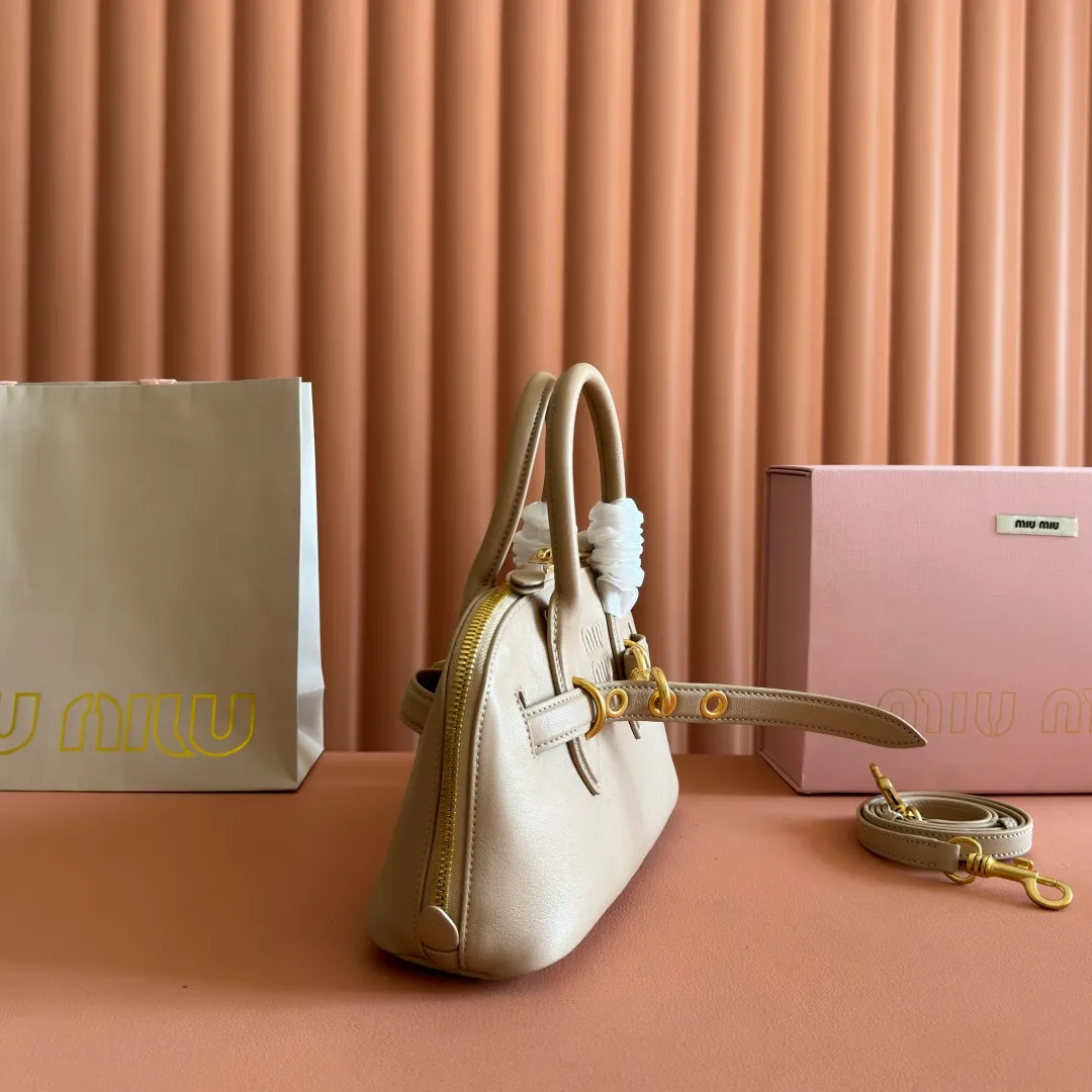 p1900💋💋💋【Original leather configuration counter packaging】Miu's new popular bowling bag, using top-grade retro vegetable soft sheepskin, retro frosted old metal accessories, this Aventure Nappa leather handbag is inspired by A Miu collection item, its structure has been adjusted to become lighter and rejuvenate with a new personality, creating a classic bag with timeless charm. The multi-element design gives this handbag a unique beauty and classic atmosphere. It has a detachable and adjustable leather shoulder strap. The canvas lining is equipped with zipper pockets and patch pockets. Dimensions: 28 X16.5 X 10 cm. Model 5bb169