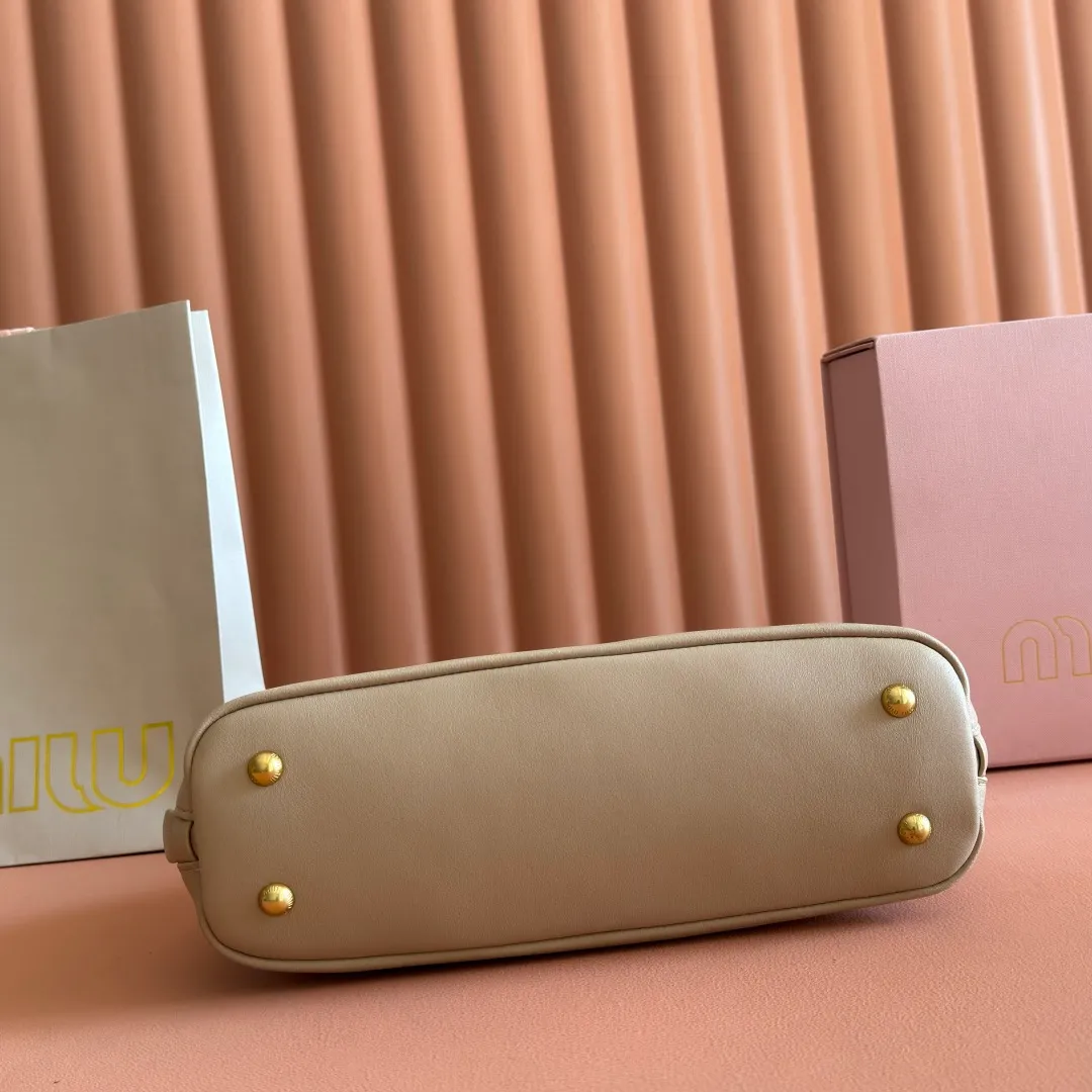p1900💋💋💋【Original leather configuration counter packaging】Miu's new popular bowling bag, using top-grade retro vegetable soft sheepskin, retro frosted old metal accessories, this Aventure Nappa leather handbag is inspired by A Miu collection item, its structure has been adjusted to become lighter and rejuvenate with a new personality, creating a classic bag with timeless charm. The multi-element design gives this handbag a unique beauty and classic atmosphere. It has a detachable and adjustable leather shoulder strap. The canvas lining is equipped with zipper pockets and patch pockets. Dimensions: 28 X16.5 X 10 cm. Model 5bb169