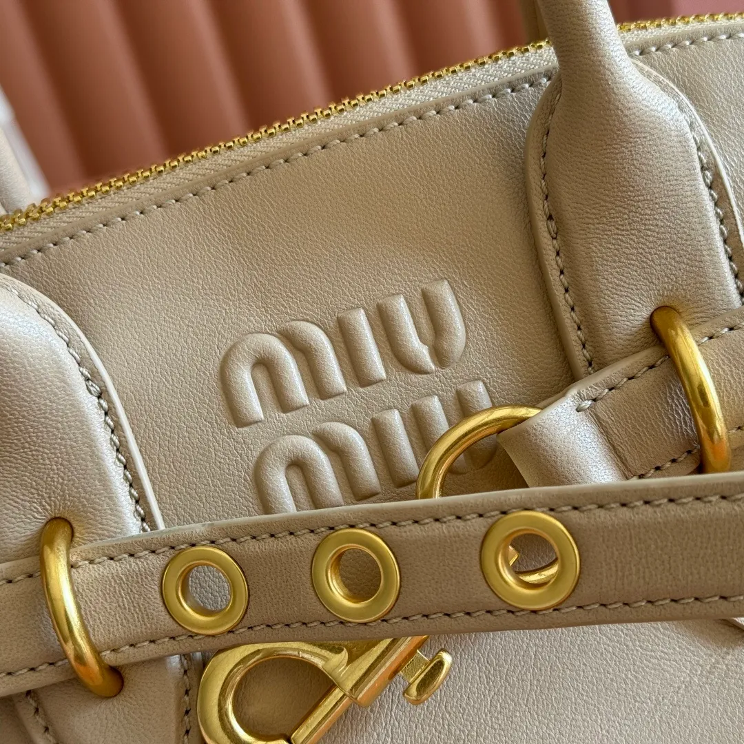 p1900💋💋💋【Original leather configuration counter packaging】Miu's new popular bowling bag, using top-grade retro vegetable soft sheepskin, retro frosted old metal accessories, this Aventure Nappa leather handbag is inspired by A Miu collection item, its structure has been adjusted to become lighter and rejuvenate with a new personality, creating a classic bag with timeless charm. The multi-element design gives this handbag a unique beauty and classic atmosphere. It has a detachable and adjustable leather shoulder strap. The canvas lining is equipped with zipper pockets and patch pockets. Dimensions: 28 X16.5 X 10 cm. Model 5bb169