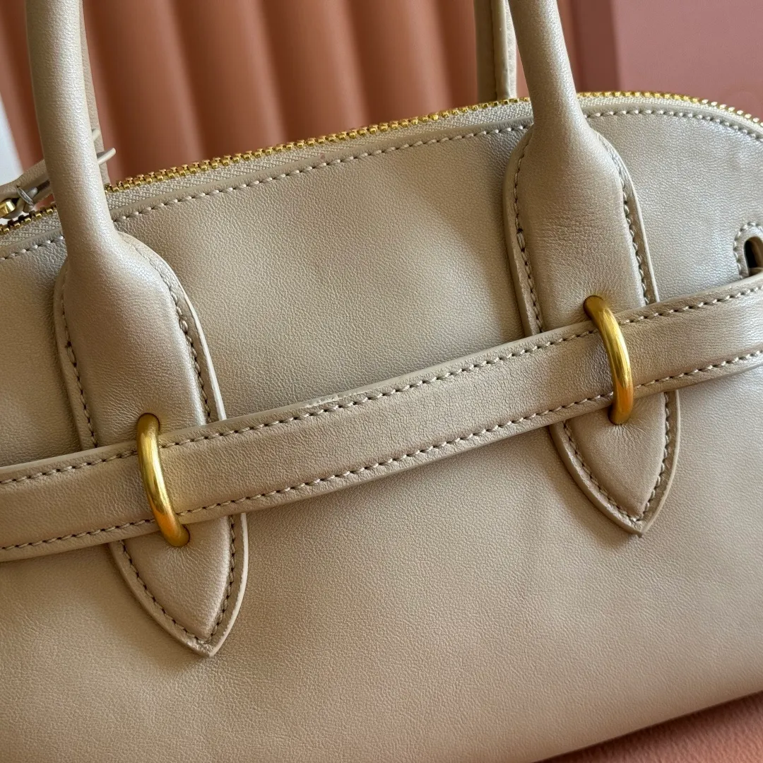 p1900💋💋💋【Original leather configuration counter packaging】Miu's new popular bowling bag, using top-grade retro vegetable soft sheepskin, retro frosted old metal accessories, this Aventure Nappa leather handbag is inspired by A Miu collection item, its structure has been adjusted to become lighter and rejuvenate with a new personality, creating a classic bag with timeless charm. The multi-element design gives this handbag a unique beauty and classic atmosphere. It has a detachable and adjustable leather shoulder strap. The canvas lining is equipped with zipper pockets and patch pockets. Dimensions: 28 X16.5 X 10 cm. Model 5bb169