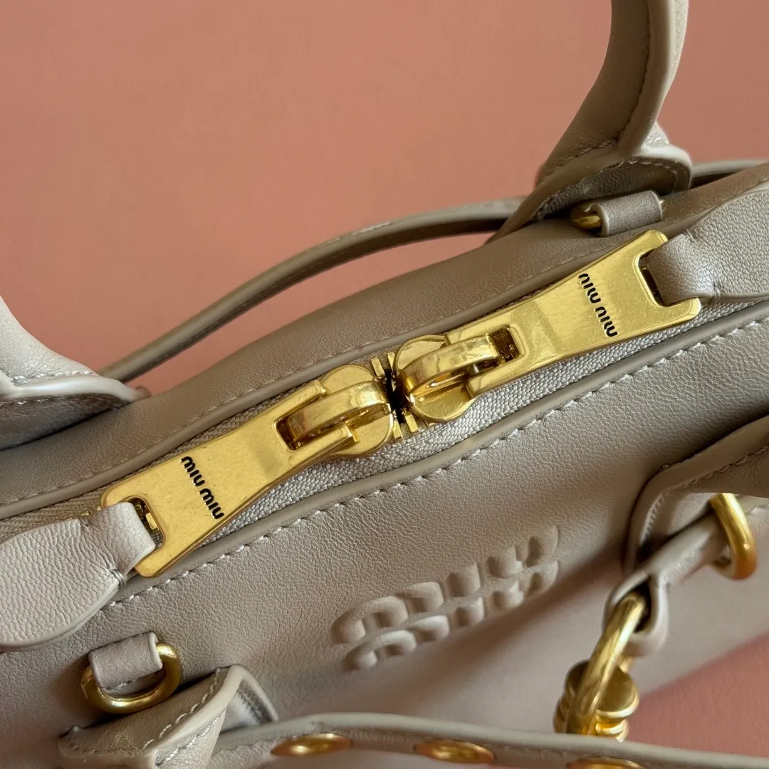 p1900💋💋💋【Original leather configuration counter packaging】Miu's new popular bowling bag, using top-grade retro vegetable soft sheepskin, retro frosted old metal accessories, this Aventure Nappa leather handbag is inspired by A Miu collection item, its structure has been adjusted to become lighter and rejuvenate with a new personality, creating a classic bag with timeless charm. The multi-element design gives this handbag a unique beauty and classic atmosphere. It has a detachable and adjustable leather shoulder strap. The canvas lining is equipped with zipper pockets and patch pockets. Dimensions: 28 X16.5 X 10 cm. Model 5bb169