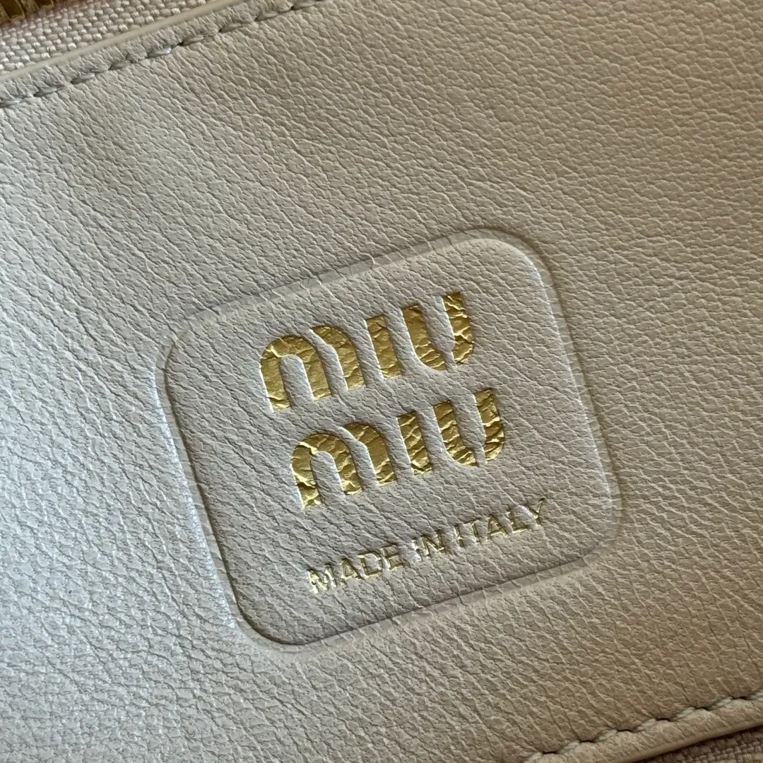 p1900💋💋💋【Original leather configuration counter packaging】Miu's new popular bowling bag, using top-grade retro vegetable soft sheepskin, retro frosted old metal accessories, this Aventure Nappa leather handbag is inspired by A Miu collection item, its structure has been adjusted to become lighter and rejuvenate with a new personality, creating a classic bag with timeless charm. The multi-element design gives this handbag a unique beauty and classic atmosphere. It has a detachable and adjustable leather shoulder strap. The canvas lining is equipped with zipper pockets and patch pockets. Dimensions: 28 X16.5 X 10 cm. Model 5bb169