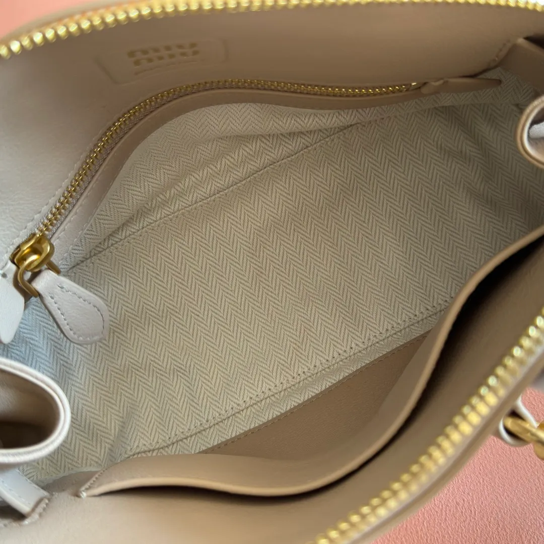 p1900💋💋💋【Original leather configuration counter packaging】Miu's new popular bowling bag, using top-grade retro vegetable soft sheepskin, retro frosted old metal accessories, this Aventure Nappa leather handbag is inspired by A Miu collection item, its structure has been adjusted to become lighter and rejuvenate with a new personality, creating a classic bag with timeless charm. The multi-element design gives this handbag a unique beauty and classic atmosphere. It has a detachable and adjustable leather shoulder strap. The canvas lining is equipped with zipper pockets and patch pockets. Dimensions: 28 X16.5 X 10 cm. Model 5bb169