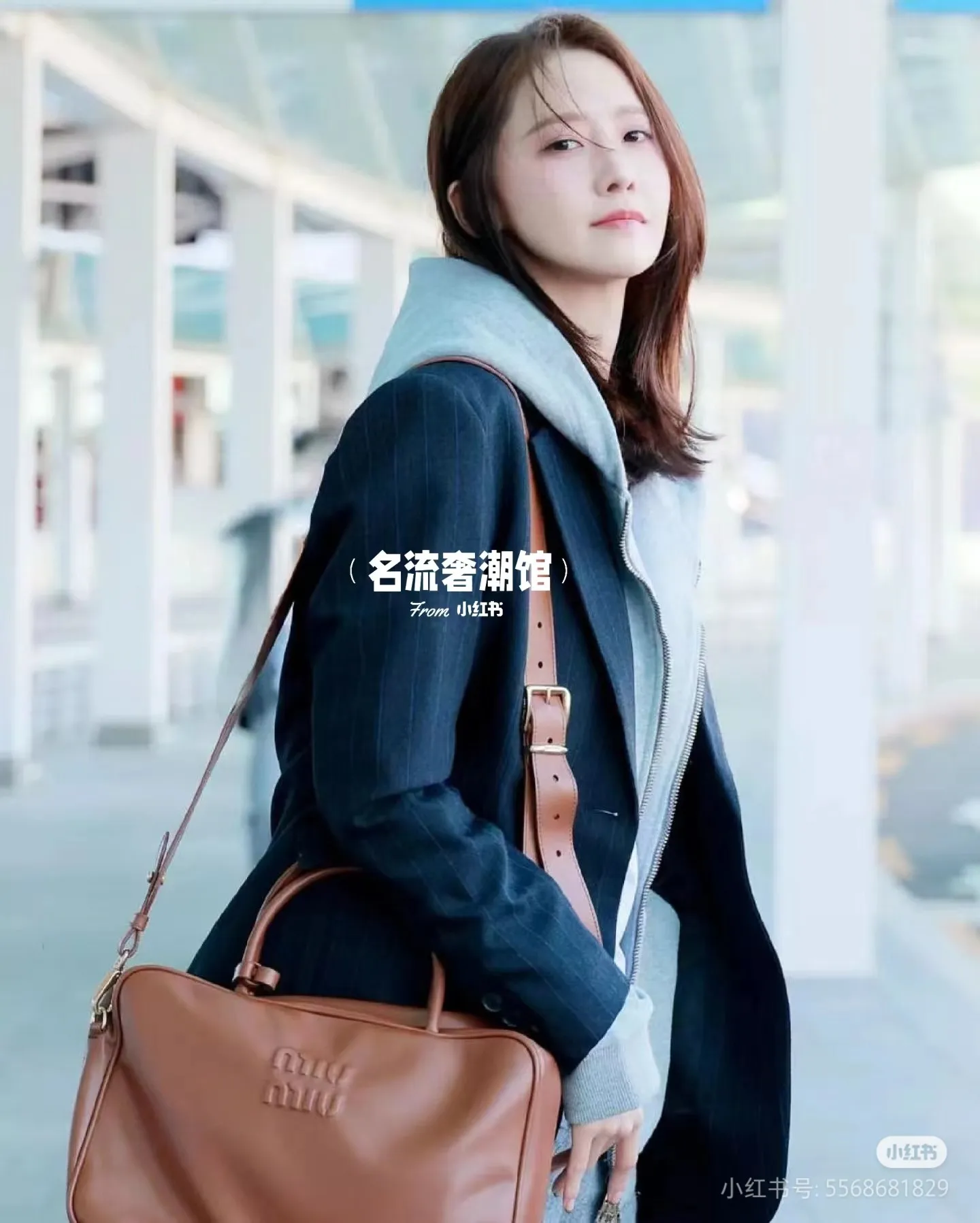 p2000. MIU new product [original leather with counter packaging] Beau cow leather second generation handbag/with shoulder strap ~ brown [new version briefcase] This Beau handbag is made of soft and smooth cow leather, with exquisite details such as gold-plated hardware and accessories, and the embossed letter logo highlights the classic style. Size:W34×H23×D10cm