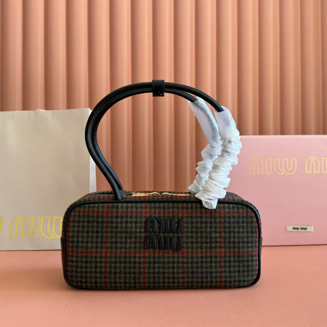 p1500💋💋💋"With full set of original factory counter packaging"💕💋 The M family's new canvas bowling ball is made of new Plover wool velvet and high-grade plain calfskin. The bold and innovative design perfectly interprets Miu's eclectic, free and inclusive attitude towards life. This bag is cool, with a refined multi-functional design that combines men's and women's elements. It is casual, lazy, natural and full of personality. It has a new canvas lining. It is not unreasonable that it is popular all over the Internet. All major fashion stars love to carry it. Model: 5bb173. Size: 28X12X9cm.