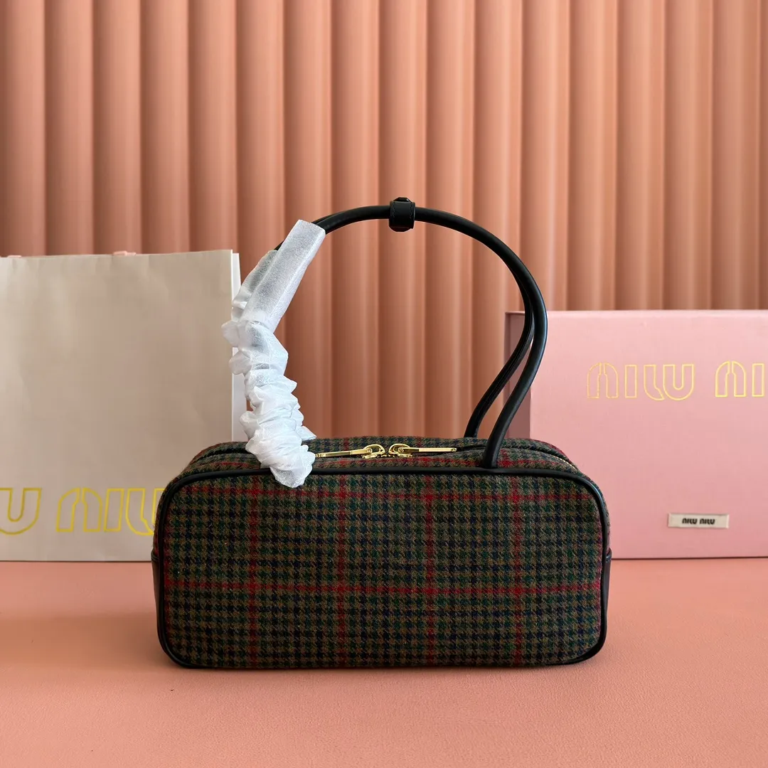 p1500💋💋💋"With full set of original factory counter packaging"💕💋 The M family's new canvas bowling ball is made of new Plover wool velvet and high-grade plain calfskin. The bold and innovative design perfectly interprets Miu's eclectic, free and inclusive attitude towards life. This bag is cool, with a refined multi-functional design that combines men's and women's elements. It is casual, lazy, natural and full of personality. It has a new canvas lining. It is not unreasonable that it is popular all over the Internet. All major fashion stars love to carry it. Model: 5bb173. Size: 28X12X9cm.