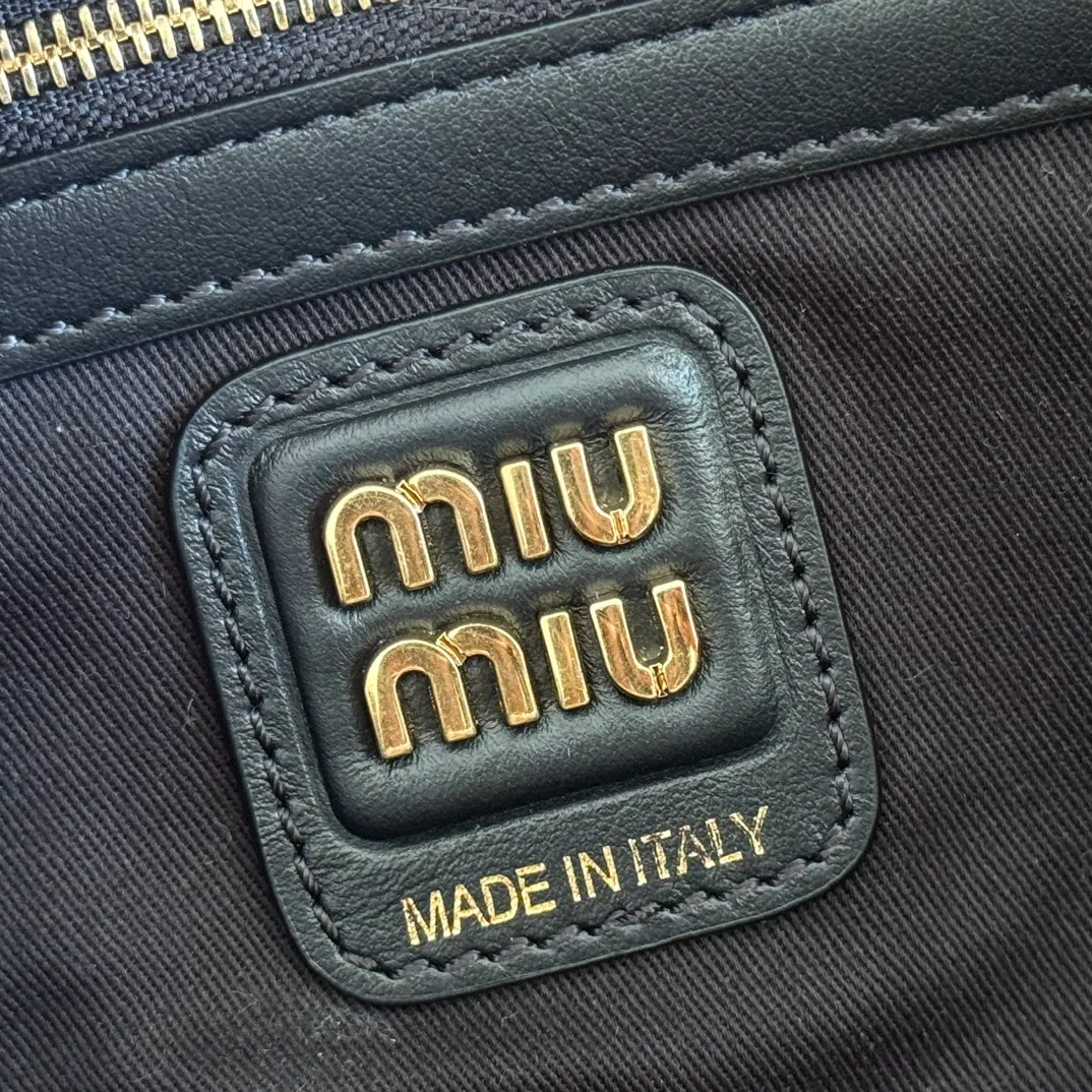 p1500💋💋💋"With full set of original factory counter packaging"💕💋 The M family's new canvas bowling ball is made of new Plover wool velvet and high-grade plain calfskin. The bold and innovative design perfectly interprets Miu's eclectic, free and inclusive attitude towards life. This bag is cool, with a refined multi-functional design that combines men's and women's elements. It is casual, lazy, natural and full of personality. It has a new canvas lining. It is not unreasonable that it is popular all over the Internet. All major fashion stars love to carry it. Model: 5bb173. Size: 28X12X9cm.