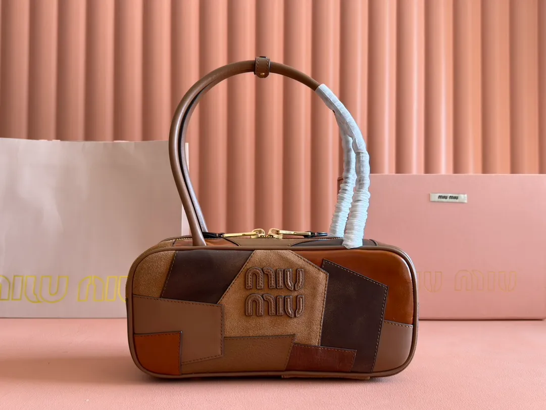 p1740💋💋💋【Premium hardware original leather】Beau cow leather and sheep leather patchwork handbag ~ handbag/shoulder bag ~ brown patchwork This Beau handbag presents a slightly retro style, while highlighting modern personality through patches. The letter logo highlights the brand's classic character. Size: W28×H15×D9cm Number: 5BB173 5BB147