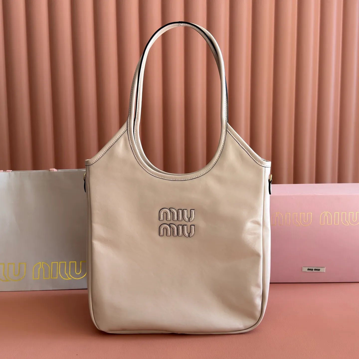 p1700💋💋💋【Original configuration counter full set】5BG311 new oil wax leather reinterprets the classic tote bag IVY, showing a practical and multi-functional elegant style. The soft cow leather luster is combined with exquisite finishes and the iconic same-color lettering logo, and The thickened sides of the old half-day style, the new oil-waxed patent leather, the leather texture is unique, the bag body is soft but not slumped, the temperament is casual and lazy, the capacity is super large, you can carry it on the street every day for a 100% return rate, the leather logo is hand-stitched, the interior is brand new linen, with zipper pocket, size 35 X 40cm