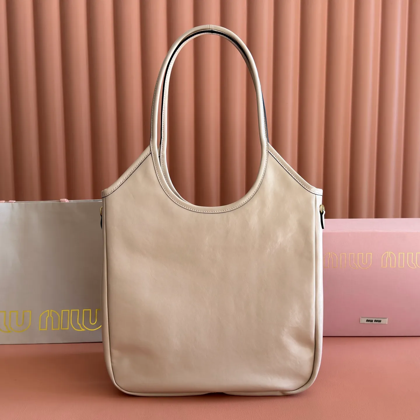p1700💋💋💋【Original configuration counter full set】5BG311 new oil wax leather reinterprets the classic tote bag IVY, showing a practical and multi-functional elegant style. The soft cow leather luster is combined with exquisite finishes and the iconic same-color lettering logo, and The thickened sides of the old half-day style, the new oil-waxed patent leather, the leather texture is unique, the bag body is soft but not slumped, the temperament is casual and lazy, the capacity is super large, you can carry it on the street every day for a 100% return rate, the leather logo is hand-stitched, the interior is brand new linen, with zipper pocket, size 35 X 40cm