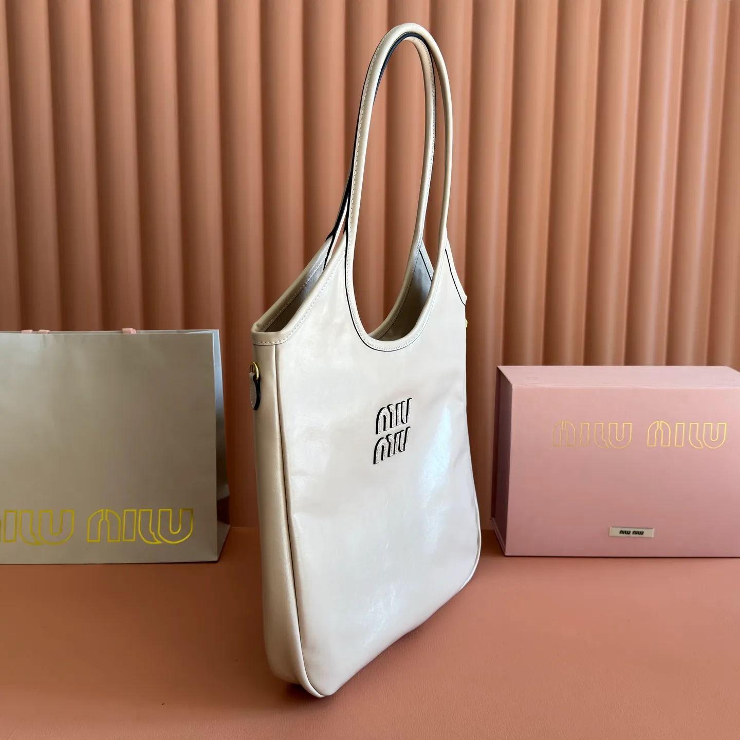 p1700💋💋💋【Original configuration counter full set】5BG311 new oil wax leather reinterprets the classic tote bag IVY, showing a practical and multi-functional elegant style. The soft cow leather luster is combined with exquisite finishes and the iconic same-color lettering logo, and The thickened sides of the old half-day style, the new oil-waxed patent leather, the leather texture is unique, the bag body is soft but not slumped, the temperament is casual and lazy, the capacity is super large, you can carry it on the street every day for a 100% return rate, the leather logo is hand-stitched, the interior is brand new linen, with zipper pocket, size 35 X 40cm