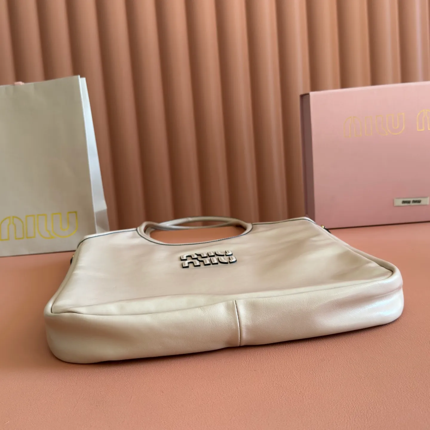 p1700💋💋💋【Original configuration counter full set】5BG311 new oil wax leather reinterprets the classic tote bag IVY, showing a practical and multi-functional elegant style. The soft cow leather luster is combined with exquisite finishes and the iconic same-color lettering logo, and The thickened sides of the old half-day style, the new oil-waxed patent leather, the leather texture is unique, the bag body is soft but not slumped, the temperament is casual and lazy, the capacity is super large, you can carry it on the street every day for a 100% return rate, the leather logo is hand-stitched, the interior is brand new linen, with zipper pocket, size 35 X 40cm