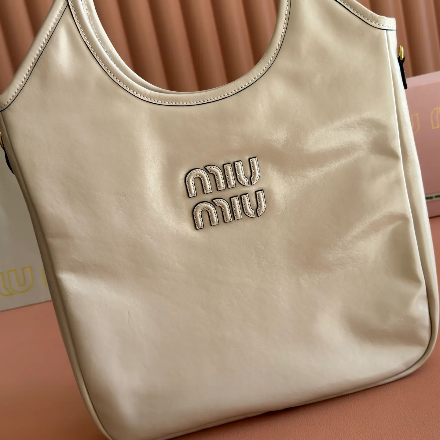 p1700💋💋💋【Original configuration counter full set】5BG311 new oil wax leather reinterprets the classic tote bag IVY, showing a practical and multi-functional elegant style. The soft cow leather luster is combined with exquisite finishes and the iconic same-color lettering logo, and The thickened sides of the old half-day style, the new oil-waxed patent leather, the leather texture is unique, the bag body is soft but not slumped, the temperament is casual and lazy, the capacity is super large, you can carry it on the street every day for a 100% return rate, the leather logo is hand-stitched, the interior is brand new linen, with zipper pocket, size 35 X 40cm