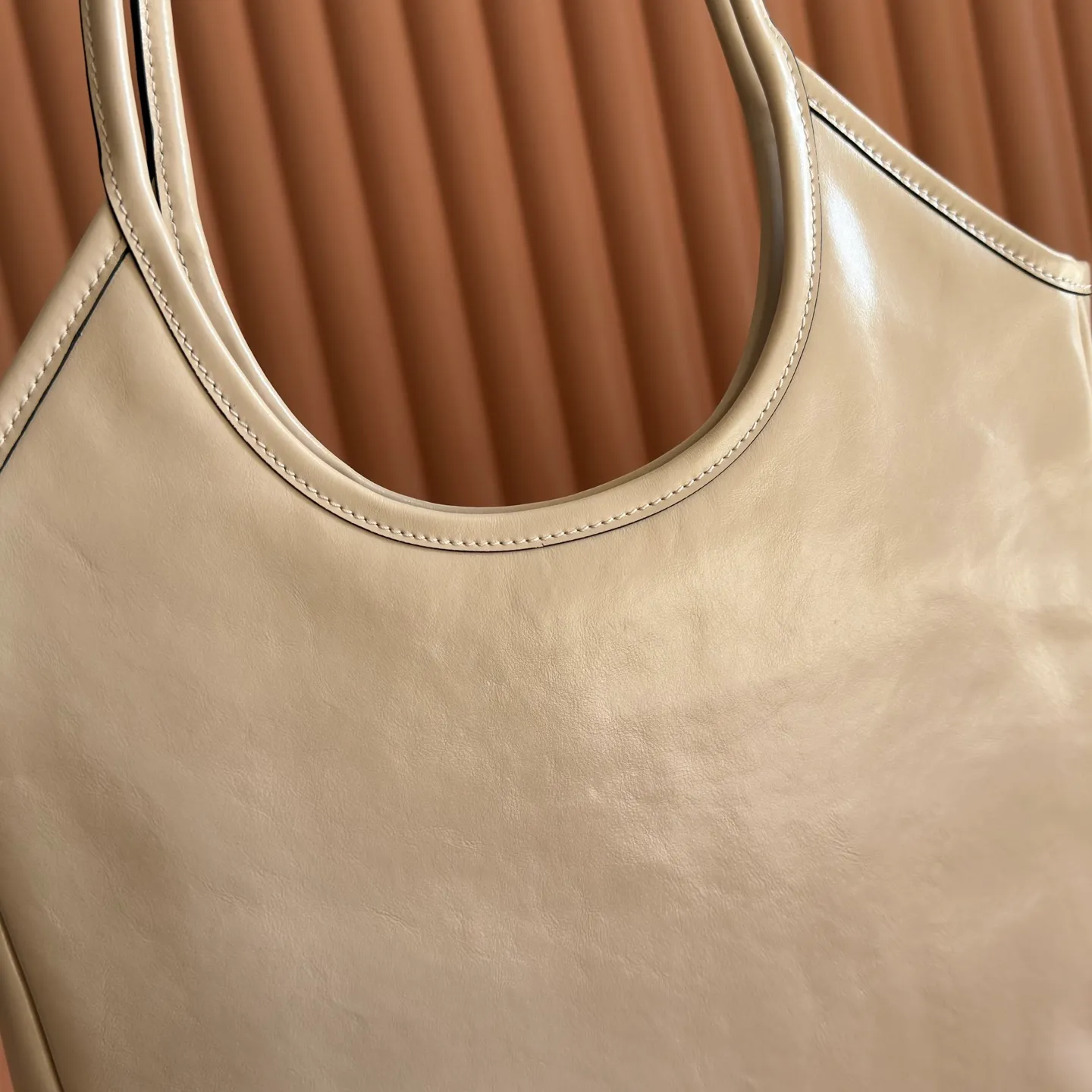 p1700💋💋💋【Original configuration counter full set】5BG311 new oil wax leather reinterprets the classic tote bag IVY, showing a practical and multi-functional elegant style. The soft cow leather luster is combined with exquisite finishes and the iconic same-color lettering logo, and The thickened sides of the old half-day style, the new oil-waxed patent leather, the leather texture is unique, the bag body is soft but not slumped, the temperament is casual and lazy, the capacity is super large, you can carry it on the street every day for a 100% return rate, the leather logo is hand-stitched, the interior is brand new linen, with zipper pocket, size 35 X 40cm