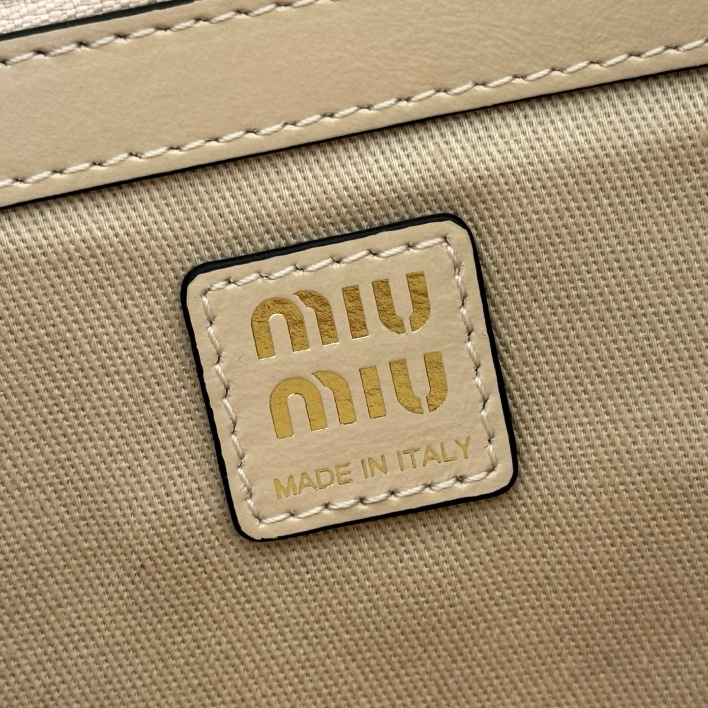 p1700💋💋💋【Original configuration counter full set】5BG311 new oil wax leather reinterprets the classic tote bag IVY, showing a practical and multi-functional elegant style. The soft cow leather luster is combined with exquisite finishes and the iconic same-color lettering logo, and The thickened sides of the old half-day style, the new oil-waxed patent leather, the leather texture is unique, the bag body is soft but not slumped, the temperament is casual and lazy, the capacity is super large, you can carry it on the street every day for a 100% return rate, the leather logo is hand-stitched, the interior is brand new linen, with zipper pocket, size 35 X 40cm