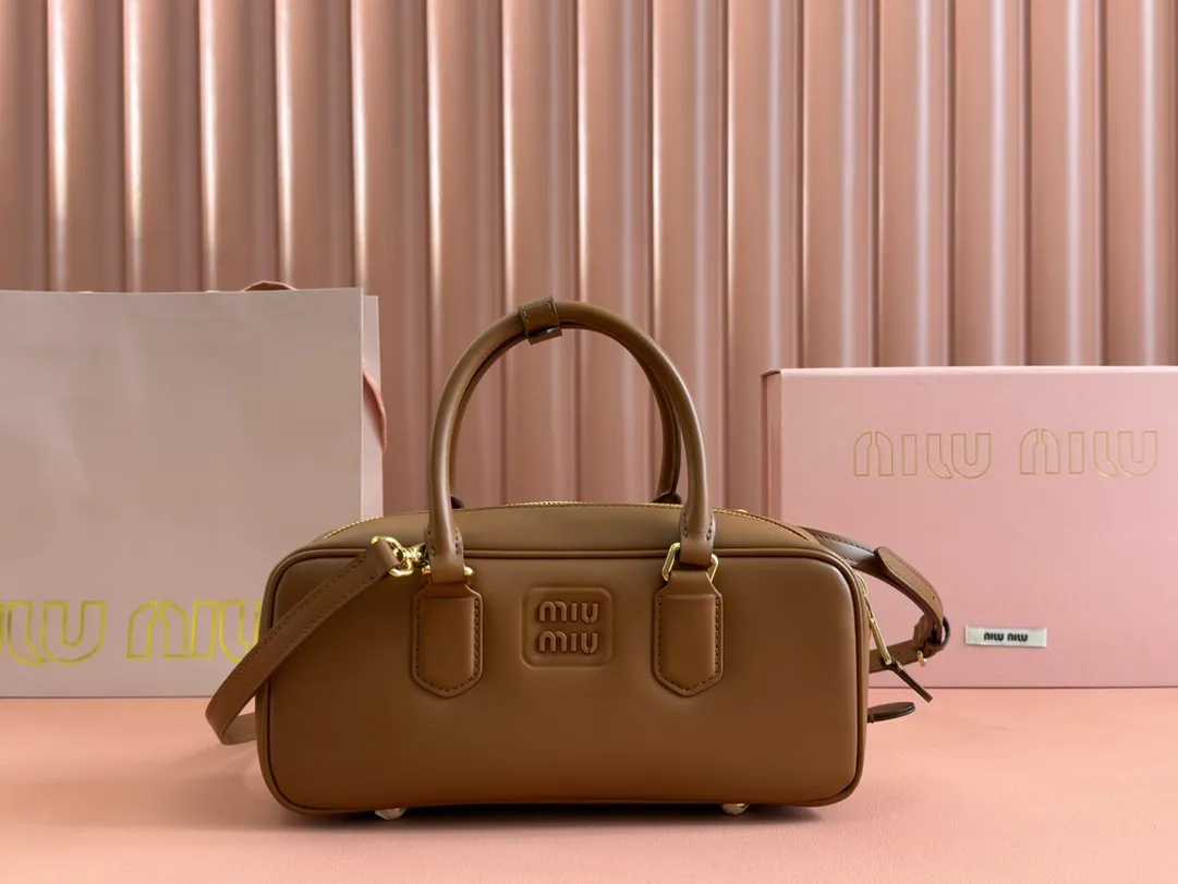 💋💋💋p1720【Premium hardware original leather】Arcadie cow leather medium (27cm) bowling handbag/crossbody bag ~ cognac color cowhide This Arcadic handbag demonstrates the unique concept that fashion is a tool that translates the reflection of reality into material form. The letter logo that complements the finish of the metal hardware accessories is exquisitely crafted and demonstrates a highly recognizable classic style. Dynamic and elegant lines with adjustable and detachable shoulder straps present a practical and versatile design with modern charm. ～Detachable and adjustable shoulder strap ～Zipper closure ～Painted metal letter logo on the front ～Lined with zippered pocket ～Comes with foot studs Size: W27×H12×D9cm No.: 5BB148 Cognac