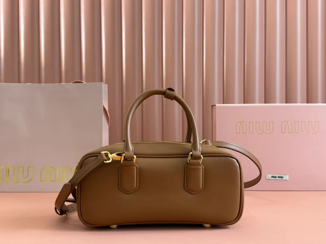 💋💋💋p1720【Premium hardware original leather】Arcadie cow leather medium (27cm) bowling handbag/crossbody bag ~ cognac color cowhide This Arcadic handbag demonstrates the unique concept that fashion is a tool that translates the reflection of reality into material form. The letter logo that complements the finish of the metal hardware accessories is exquisitely crafted and demonstrates a highly recognizable classic style. Dynamic and elegant lines with adjustable and detachable shoulder straps present a practical and versatile design with modern charm. ～Detachable and adjustable shoulder strap ～Zipper closure ～Painted metal letter logo on the front ～Lined with zippered pocket ～Comes with foot studs Size: W27×H12×D9cm No.: 5BB148 Cognac