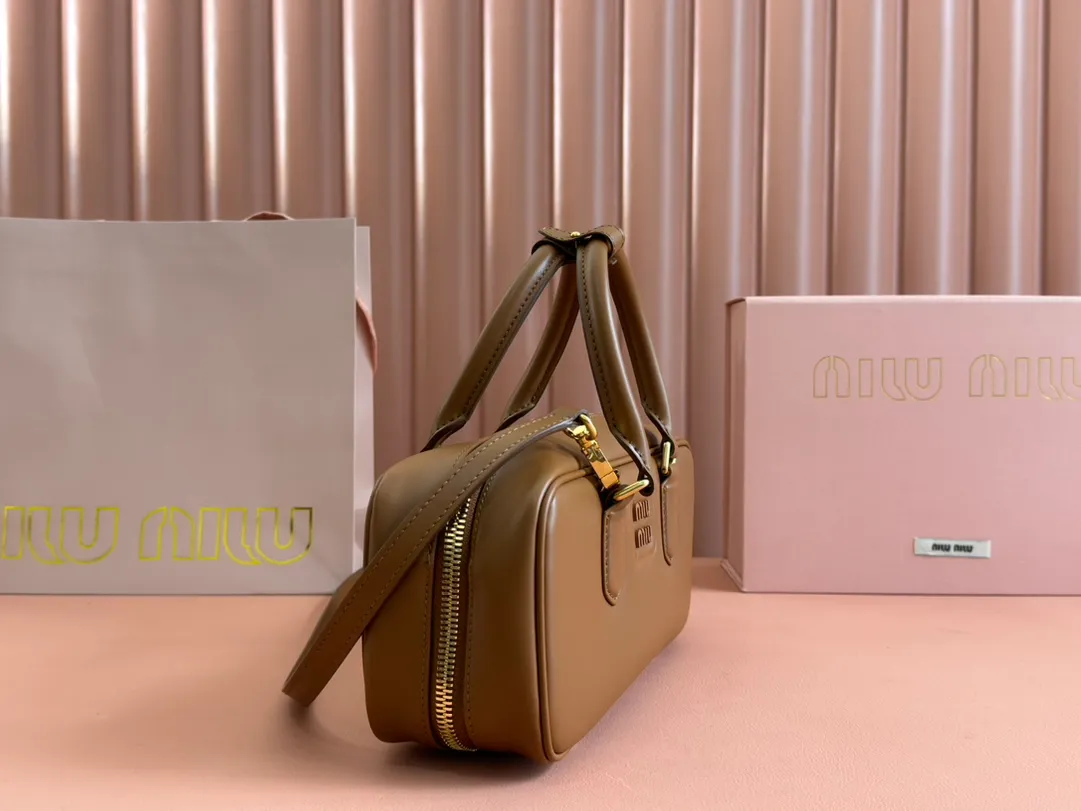 💋💋💋p1720【Premium hardware original leather】Arcadie cow leather medium (27cm) bowling handbag/crossbody bag ~ cognac color cowhide This Arcadic handbag demonstrates the unique concept that fashion is a tool that translates the reflection of reality into material form. The letter logo that complements the finish of the metal hardware accessories is exquisitely crafted and demonstrates a highly recognizable classic style. Dynamic and elegant lines with adjustable and detachable shoulder straps present a practical and versatile design with modern charm. ～Detachable and adjustable shoulder strap ～Zipper closure ～Painted metal letter logo on the front ～Lined with zippered pocket ～Comes with foot studs Size: W27×H12×D9cm No.: 5BB148 Cognac