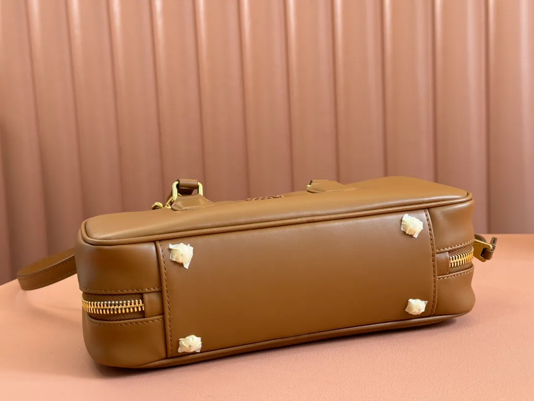 💋💋💋p1720【Premium hardware original leather】Arcadie cow leather medium (27cm) bowling handbag/crossbody bag ~ cognac color cowhide This Arcadic handbag demonstrates the unique concept that fashion is a tool that translates the reflection of reality into material form. The letter logo that complements the finish of the metal hardware accessories is exquisitely crafted and demonstrates a highly recognizable classic style. Dynamic and elegant lines with adjustable and detachable shoulder straps present a practical and versatile design with modern charm. ～Detachable and adjustable shoulder strap ～Zipper closure ～Painted metal letter logo on the front ～Lined with zippered pocket ～Comes with foot studs Size: W27×H12×D9cm No.: 5BB148 Cognac