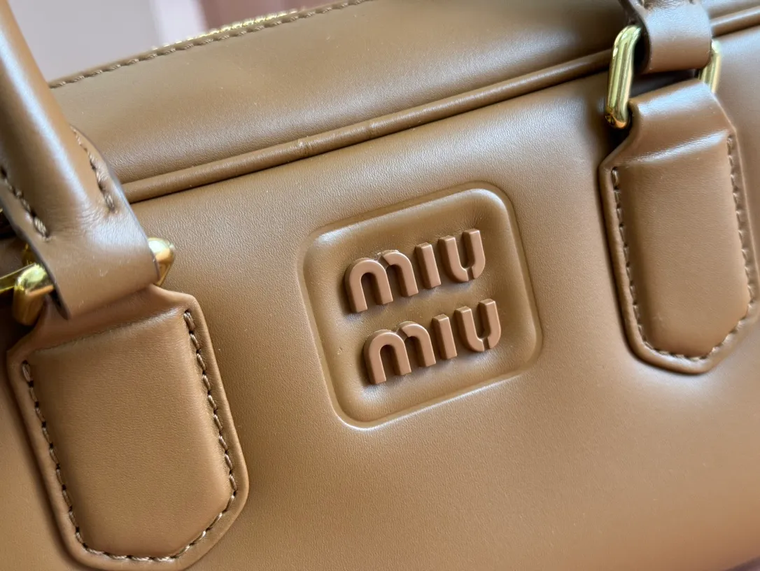 💋💋💋p1720【Premium hardware original leather】Arcadie cow leather medium (27cm) bowling handbag/crossbody bag ~ cognac color cowhide This Arcadic handbag demonstrates the unique concept that fashion is a tool that translates the reflection of reality into material form. The letter logo that complements the finish of the metal hardware accessories is exquisitely crafted and demonstrates a highly recognizable classic style. Dynamic and elegant lines with adjustable and detachable shoulder straps present a practical and versatile design with modern charm. ～Detachable and adjustable shoulder strap ～Zipper closure ～Painted metal letter logo on the front ～Lined with zippered pocket ～Comes with foot studs Size: W27×H12×D9cm No.: 5BB148 Cognac
