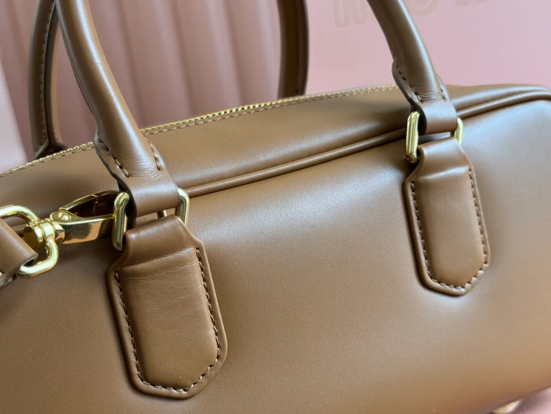 💋💋💋p1720【Premium hardware original leather】Arcadie cow leather medium (27cm) bowling handbag/crossbody bag ~ cognac color cowhide This Arcadic handbag demonstrates the unique concept that fashion is a tool that translates the reflection of reality into material form. The letter logo that complements the finish of the metal hardware accessories is exquisitely crafted and demonstrates a highly recognizable classic style. Dynamic and elegant lines with adjustable and detachable shoulder straps present a practical and versatile design with modern charm. ～Detachable and adjustable shoulder strap ～Zipper closure ～Painted metal letter logo on the front ～Lined with zippered pocket ～Comes with foot studs Size: W27×H12×D9cm No.: 5BB148 Cognac