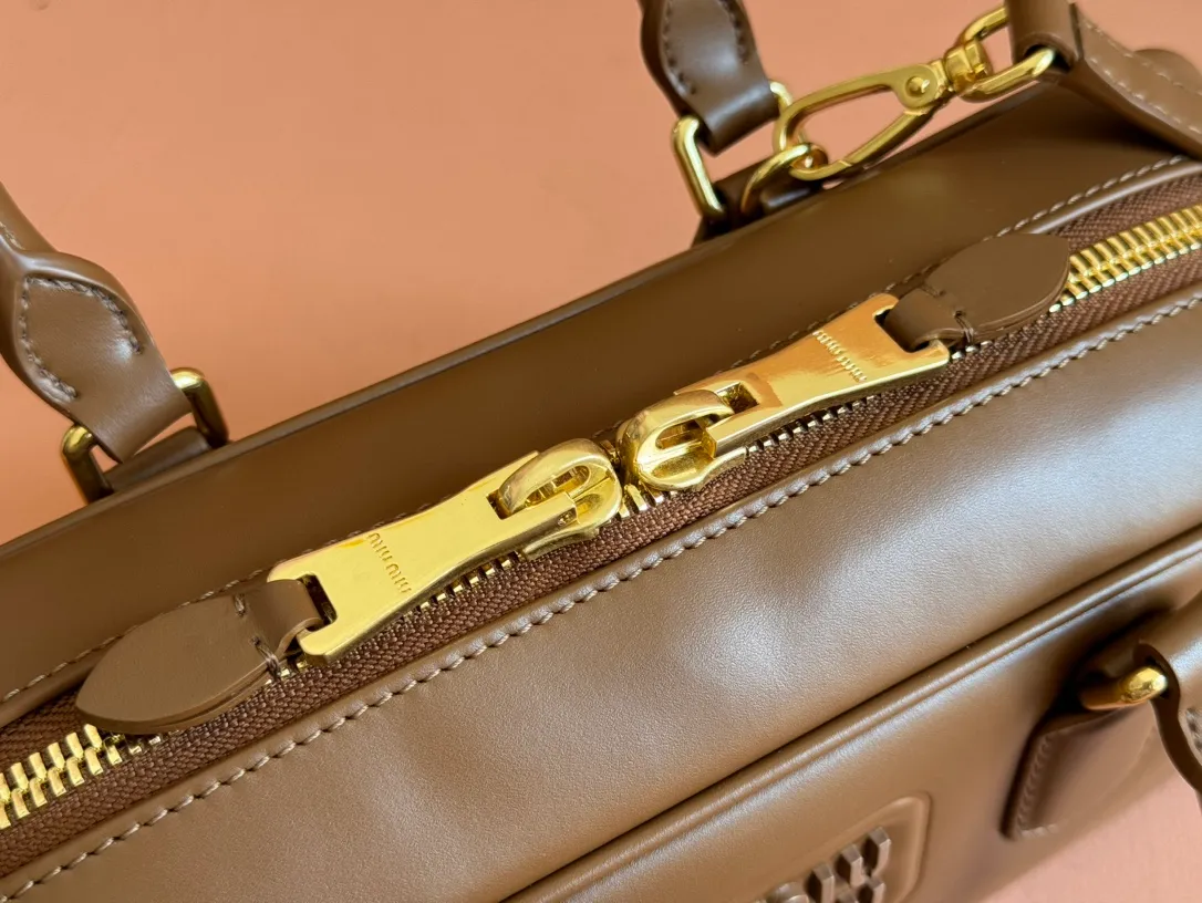 💋💋💋p1720【Premium hardware original leather】Arcadie cow leather medium (27cm) bowling handbag/crossbody bag ~ cognac color cowhide This Arcadic handbag demonstrates the unique concept that fashion is a tool that translates the reflection of reality into material form. The letter logo that complements the finish of the metal hardware accessories is exquisitely crafted and demonstrates a highly recognizable classic style. Dynamic and elegant lines with adjustable and detachable shoulder straps present a practical and versatile design with modern charm. ～Detachable and adjustable shoulder strap ～Zipper closure ～Painted metal letter logo on the front ～Lined with zippered pocket ～Comes with foot studs Size: W27×H12×D9cm No.: 5BB148 Cognac