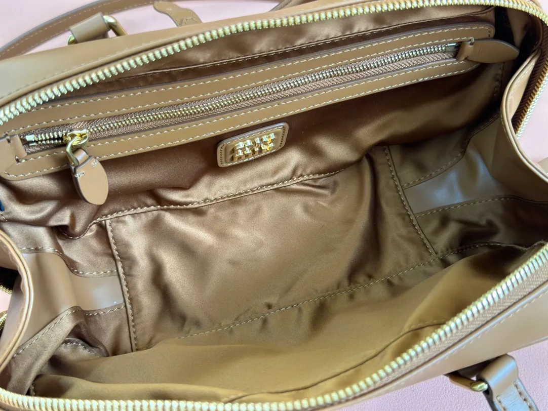💋💋💋p1720【Premium hardware original leather】Arcadie cow leather medium (27cm) bowling handbag/crossbody bag ~ cognac color cowhide This Arcadic handbag demonstrates the unique concept that fashion is a tool that translates the reflection of reality into material form. The letter logo that complements the finish of the metal hardware accessories is exquisitely crafted and demonstrates a highly recognizable classic style. Dynamic and elegant lines with adjustable and detachable shoulder straps present a practical and versatile design with modern charm. ～Detachable and adjustable shoulder strap ～Zipper closure ～Painted metal letter logo on the front ～Lined with zippered pocket ～Comes with foot studs Size: W27×H12×D9cm No.: 5BB148 Cognac
