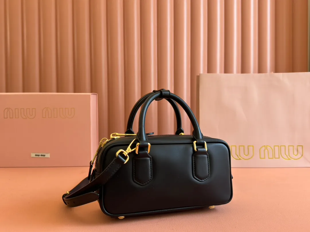 p1640💋💋💋【Full set of packaging at the counter】MIU MIU Miu Miu Caramel Bowling Upper Body Effect! Miu Miu Women's Arcadia Cowhide Handbag Crossbody Bag👝Lightly padded design makes the handbag look fuller, showing a cosmopolitan style. The letter logo, which echoes the finish of the metal hardware, straddles the line between function and decoration, giving this handbag a unique aesthetic and classic feel. Size: 22✖️10.5✖️7.5cm Style number: 5bb142g color