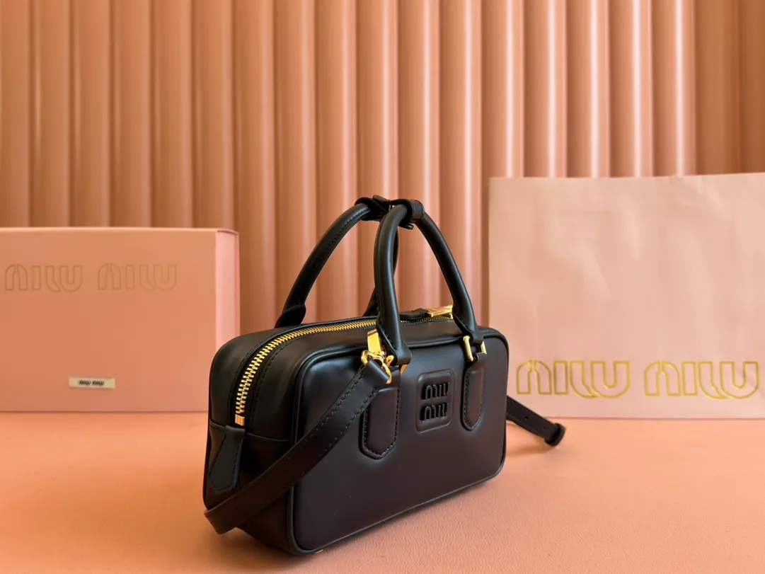 p1640💋💋💋【Full set of packaging at the counter】MIU MIU Miu Miu Caramel Bowling Upper Body Effect! Miu Miu Women's Arcadia Cowhide Handbag Crossbody Bag👝Lightly padded design makes the handbag look fuller, showing a cosmopolitan style. The letter logo, which echoes the finish of the metal hardware, straddles the line between function and decoration, giving this handbag a unique aesthetic and classic feel. Size: 22✖️10.5✖️7.5cm Style number: 5bb142g color
