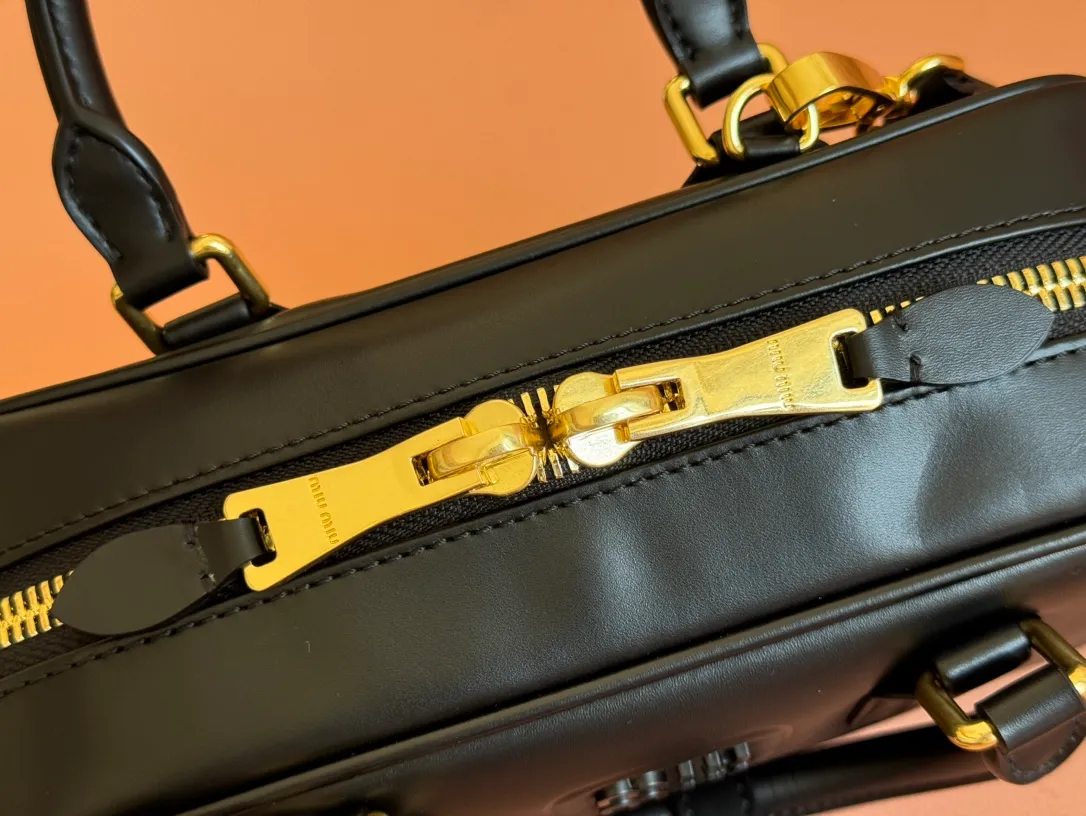 p1640💋💋💋【Full set of packaging at the counter】MIU MIU Miu Miu Caramel Bowling Upper Body Effect! Miu Miu Women's Arcadia Cowhide Handbag Crossbody Bag👝Lightly padded design makes the handbag look fuller, showing a cosmopolitan style. The letter logo, which echoes the finish of the metal hardware, straddles the line between function and decoration, giving this handbag a unique aesthetic and classic feel. Size: 22✖️10.5✖️7.5cm Style number: 5bb142g color