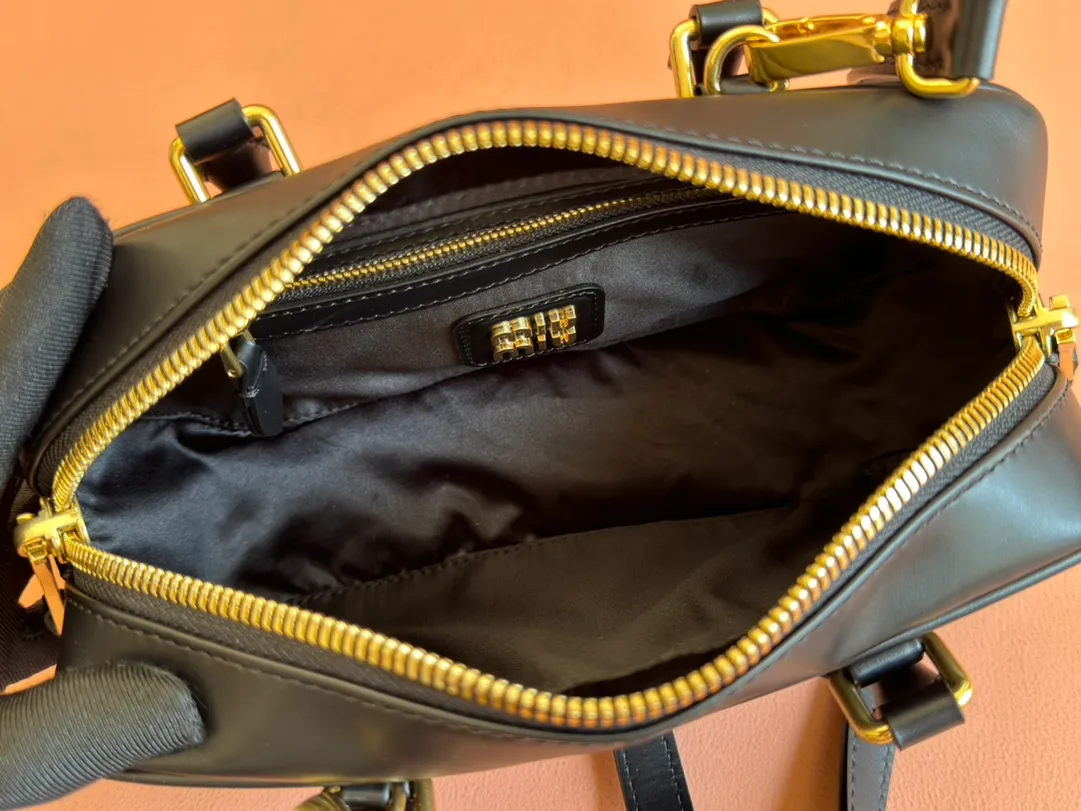 p1640💋💋💋【Full set of packaging at the counter】MIU MIU Miu Miu Caramel Bowling Upper Body Effect! Miu Miu Women's Arcadia Cowhide Handbag Crossbody Bag👝Lightly padded design makes the handbag look fuller, showing a cosmopolitan style. The letter logo, which echoes the finish of the metal hardware, straddles the line between function and decoration, giving this handbag a unique aesthetic and classic feel. Size: 22✖️10.5✖️7.5cm Style number: 5bb142g color