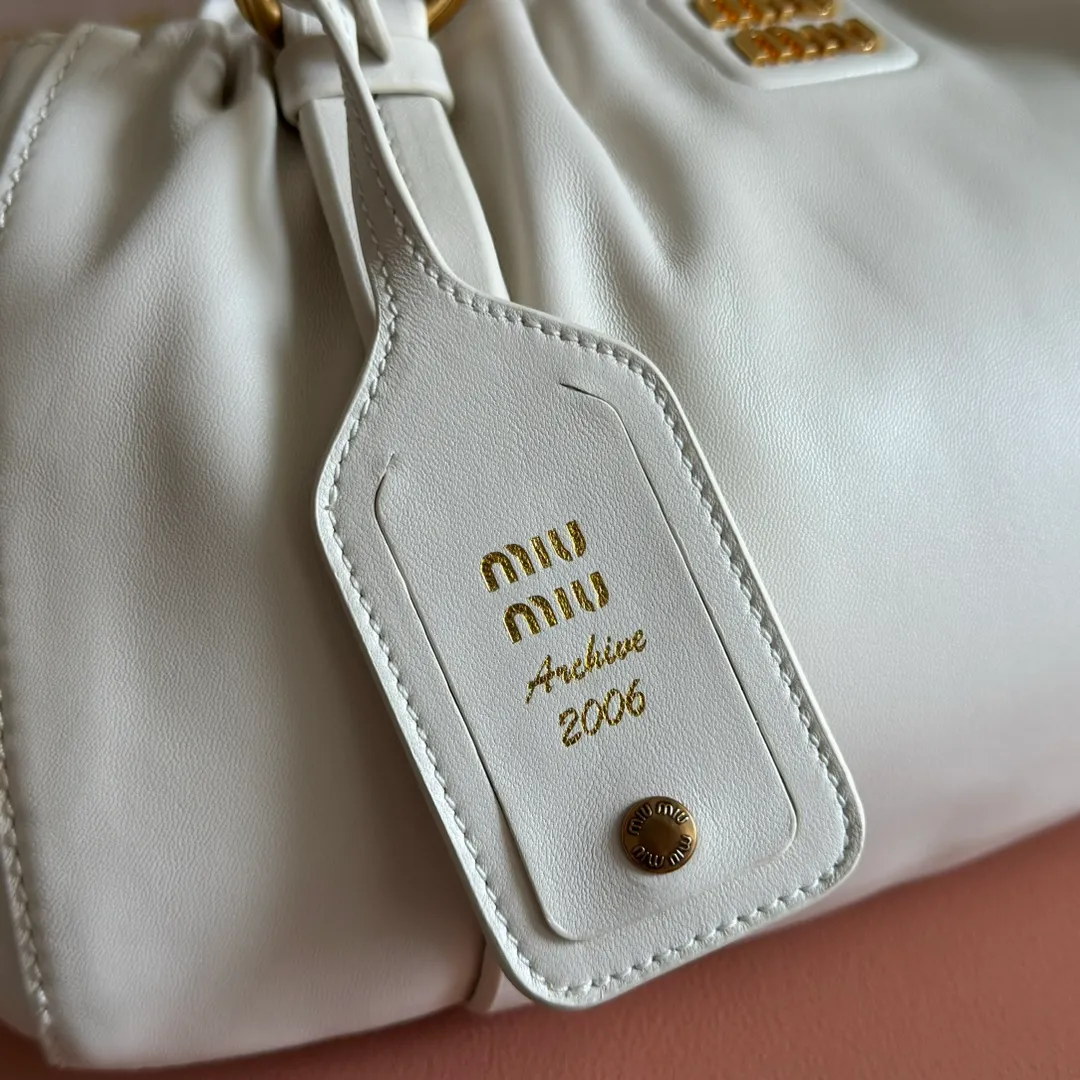 p1800💋💋💋[Full set of packaging at the counter] 5BG306 (shipped with plate-aligned oblique mouth and oil edge) MIU second-hand armpit dumpling bag, brand new soft sheepskin full of retro and nostalgic style, matched with steel aged metal hardware, the texture is high-end and elegant, the bag mouth adopts a drawstring girdle design, the fine pleated lace is three-dimensional and playful, high-end yet lazy and casual, the interior is made of new striped canvas, equipped with a zipper compartment, the unique design looks good on anyone who uses it, size 32X 16X10.5 cm