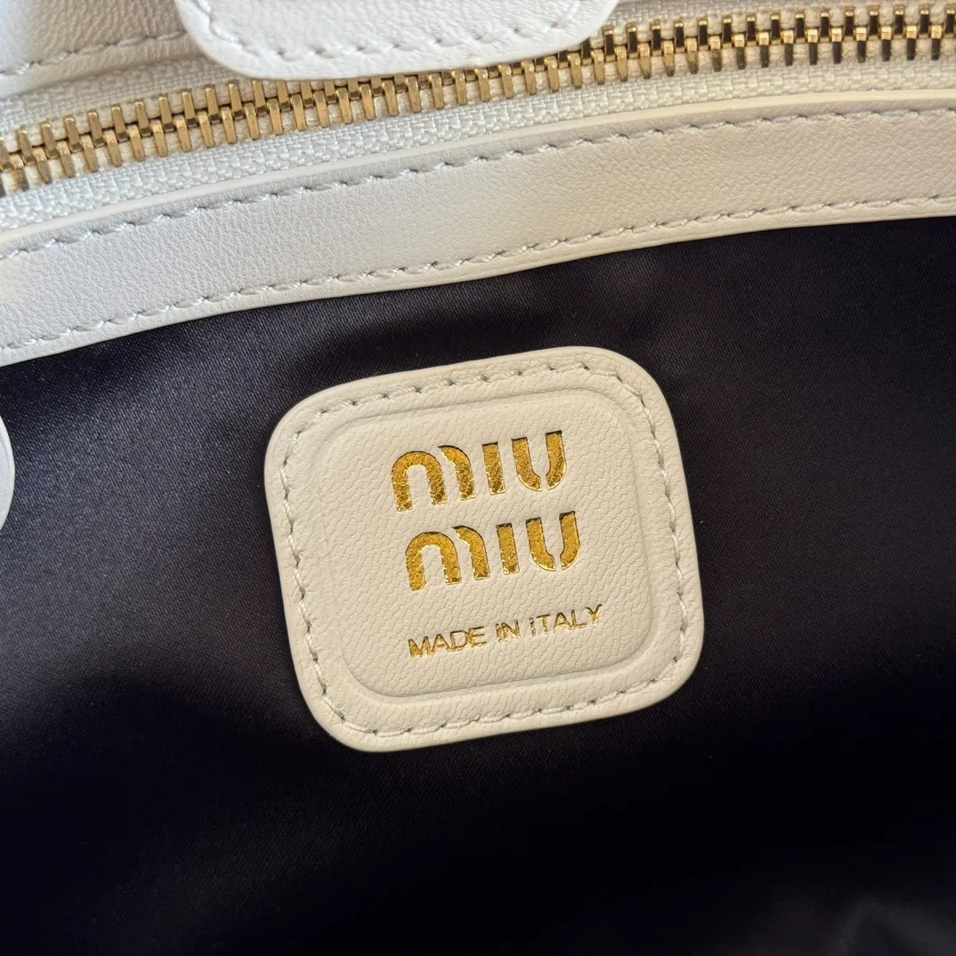p1800💋💋💋[Full set of packaging at the counter] 5BG306 (shipped with plate-aligned oblique mouth and oil edge) MIU second-hand armpit dumpling bag, brand new soft sheepskin full of retro and nostalgic style, matched with steel aged metal hardware, the texture is high-end and elegant, the bag mouth adopts a drawstring girdle design, the fine pleated lace is three-dimensional and playful, high-end yet lazy and casual, the interior is made of new striped canvas, equipped with a zipper compartment, the unique design looks good on anyone who uses it, size 32X 16X10.5 cm