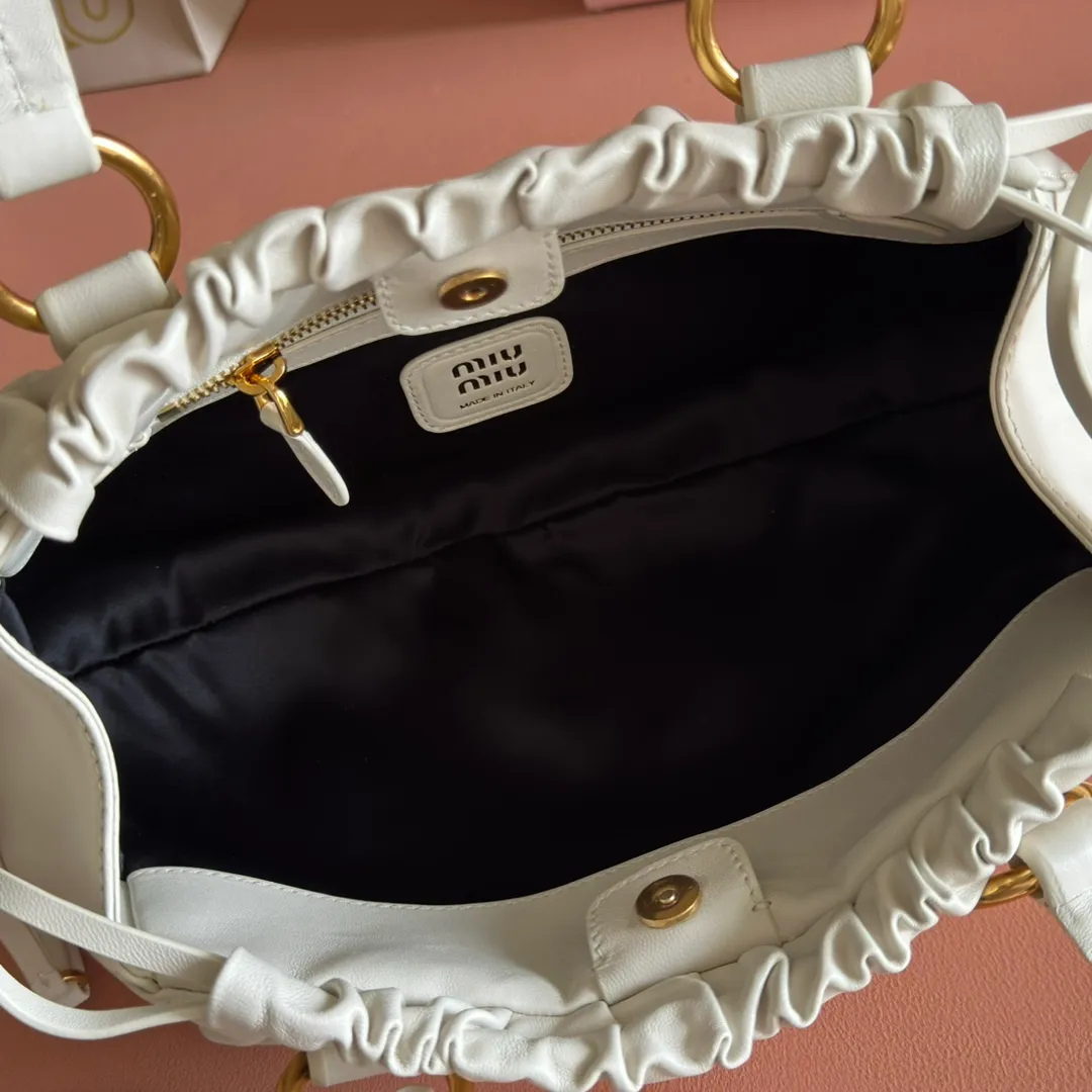 p1800💋💋💋[Full set of packaging at the counter] 5BG306 (shipped with plate-aligned oblique mouth and oil edge) MIU second-hand armpit dumpling bag, brand new soft sheepskin full of retro and nostalgic style, matched with steel aged metal hardware, the texture is high-end and elegant, the bag mouth adopts a drawstring girdle design, the fine pleated lace is three-dimensional and playful, high-end yet lazy and casual, the interior is made of new striped canvas, equipped with a zipper compartment, the unique design looks good on anyone who uses it, size 32X 16X10.5 cm