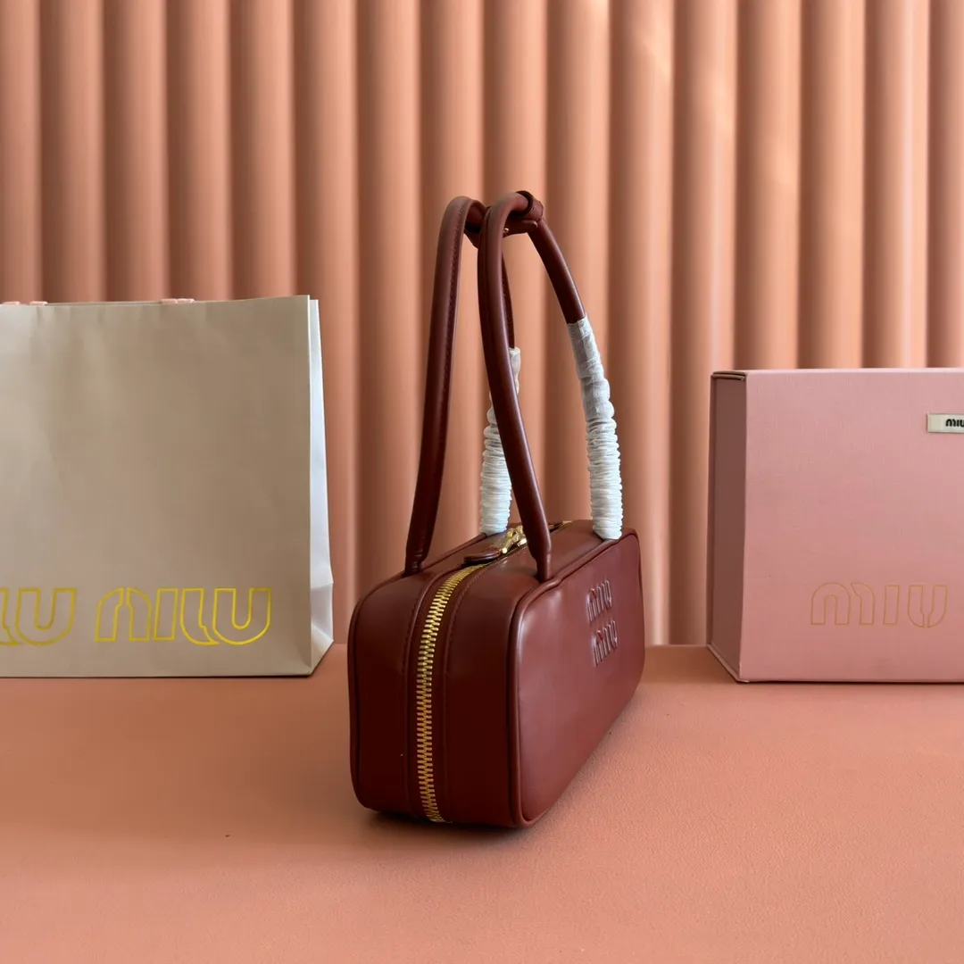 p1600💋💋💋【Full set of packaging at the counter】M’s 25ss shoulder bag 〰️ is very popular on the Internet. The super beautiful Beau handbag combines retro style with contemporary spirit, it’s really awesome! ! Made of top-grade imported calfskin, the leather is smooth, delicate and soft, and it looks nice when carried on the back. The simple design is easy to match, and the capacity can hold daily necessities. It is exquisite and compact. With unique handles and hanging details, it shows functionality and personality. Model: 5BB173. Size: 28x11.5x8cm
