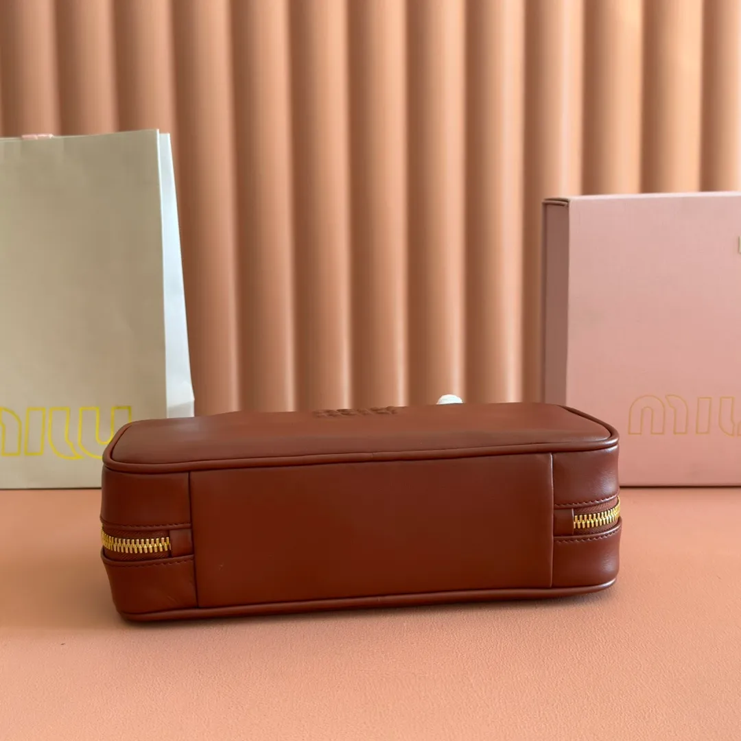 p1600💋💋💋【Full set of packaging at the counter】M’s 25ss shoulder bag 〰️ is very popular on the Internet. The super beautiful Beau handbag combines retro style with contemporary spirit, it’s really awesome! ! Made of top-grade imported calfskin, the leather is smooth, delicate and soft, and it looks nice when carried on the back. The simple design is easy to match, and the capacity can hold daily necessities. It is exquisite and compact. With unique handles and hanging details, it shows functionality and personality. Model: 5BB173. Size: 28x11.5x8cm