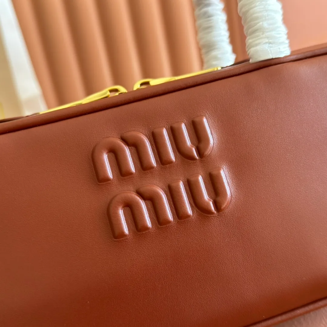 p1600💋💋💋【Full set of packaging at the counter】M’s 25ss shoulder bag 〰️ is very popular on the Internet. The super beautiful Beau handbag combines retro style with contemporary spirit, it’s really awesome! ! Made of top-grade imported calfskin, the leather is smooth, delicate and soft, and it looks nice when carried on the back. The simple design is easy to match, and the capacity can hold daily necessities. It is exquisite and compact. With unique handles and hanging details, it shows functionality and personality. Model: 5BB173. Size: 28x11.5x8cm